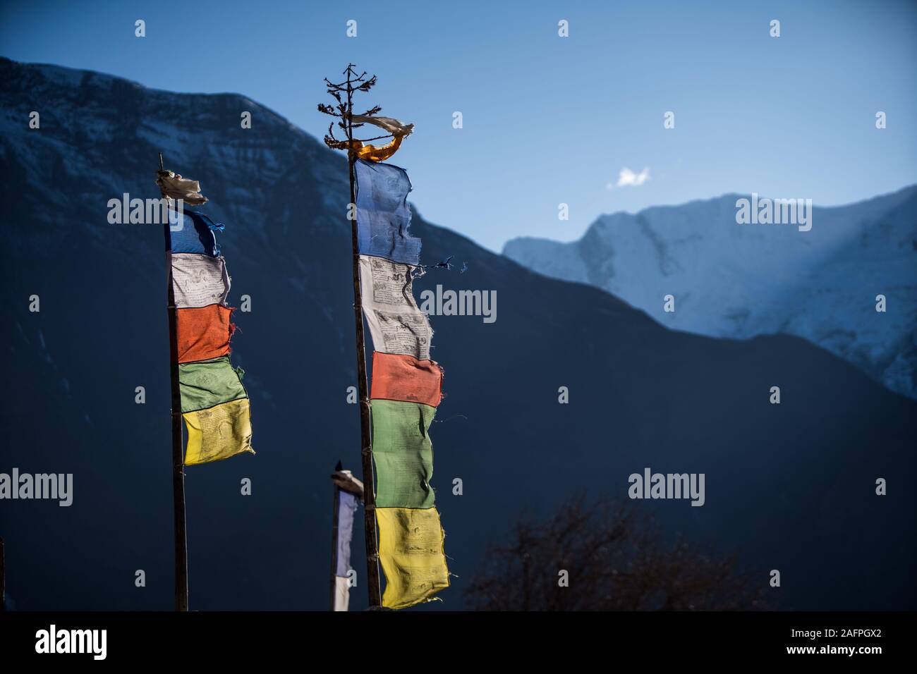 Nepalesischen Gebetsfahnen Wave in den Bergen wind Stockfoto