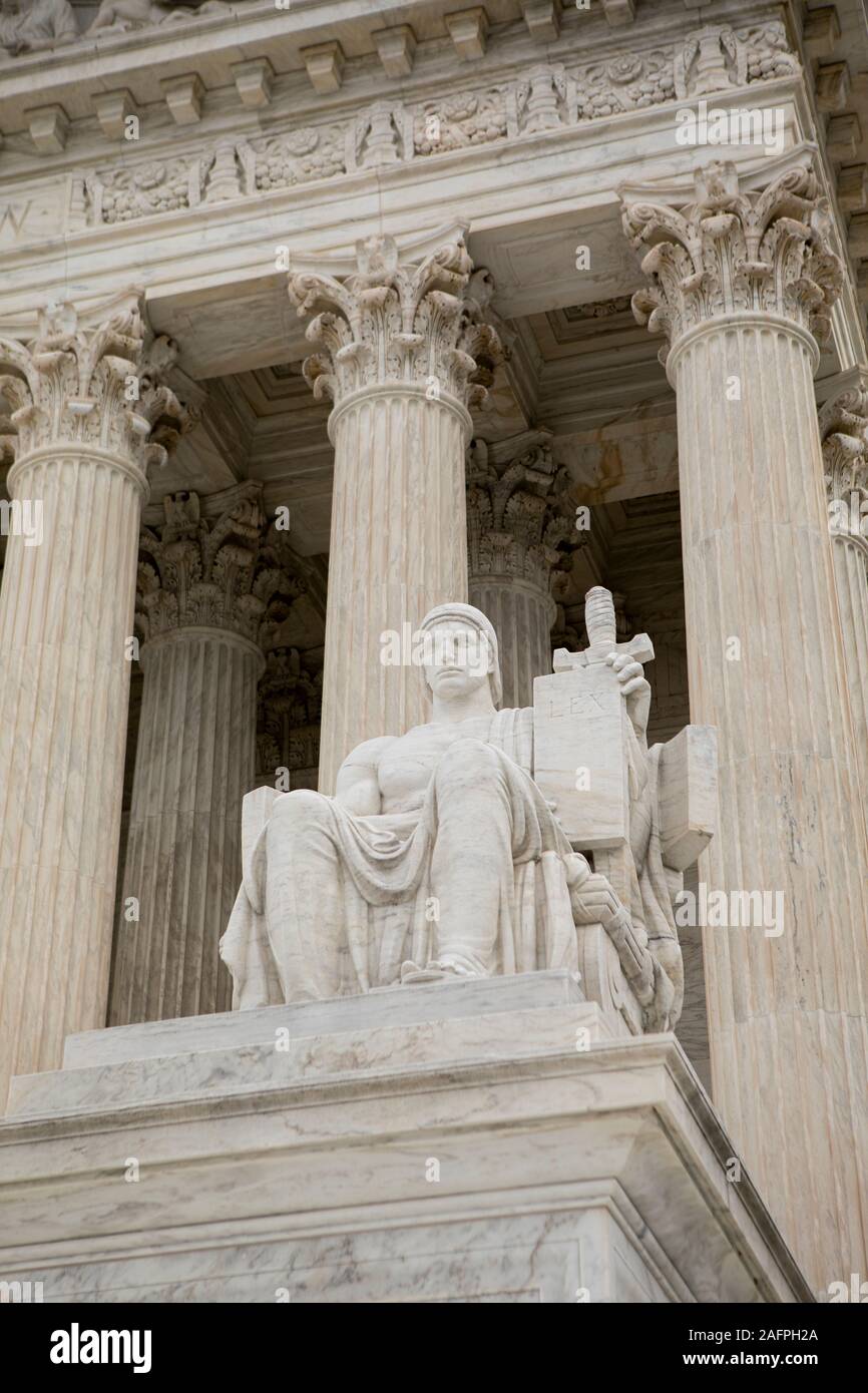 Autorität des Gesetzes James Earle Fraser wurde von der United States Supreme Court Gebäude Kommission ausgewählten zwei Statuen neben dem vorderen Stufen o sculpt Stockfoto
