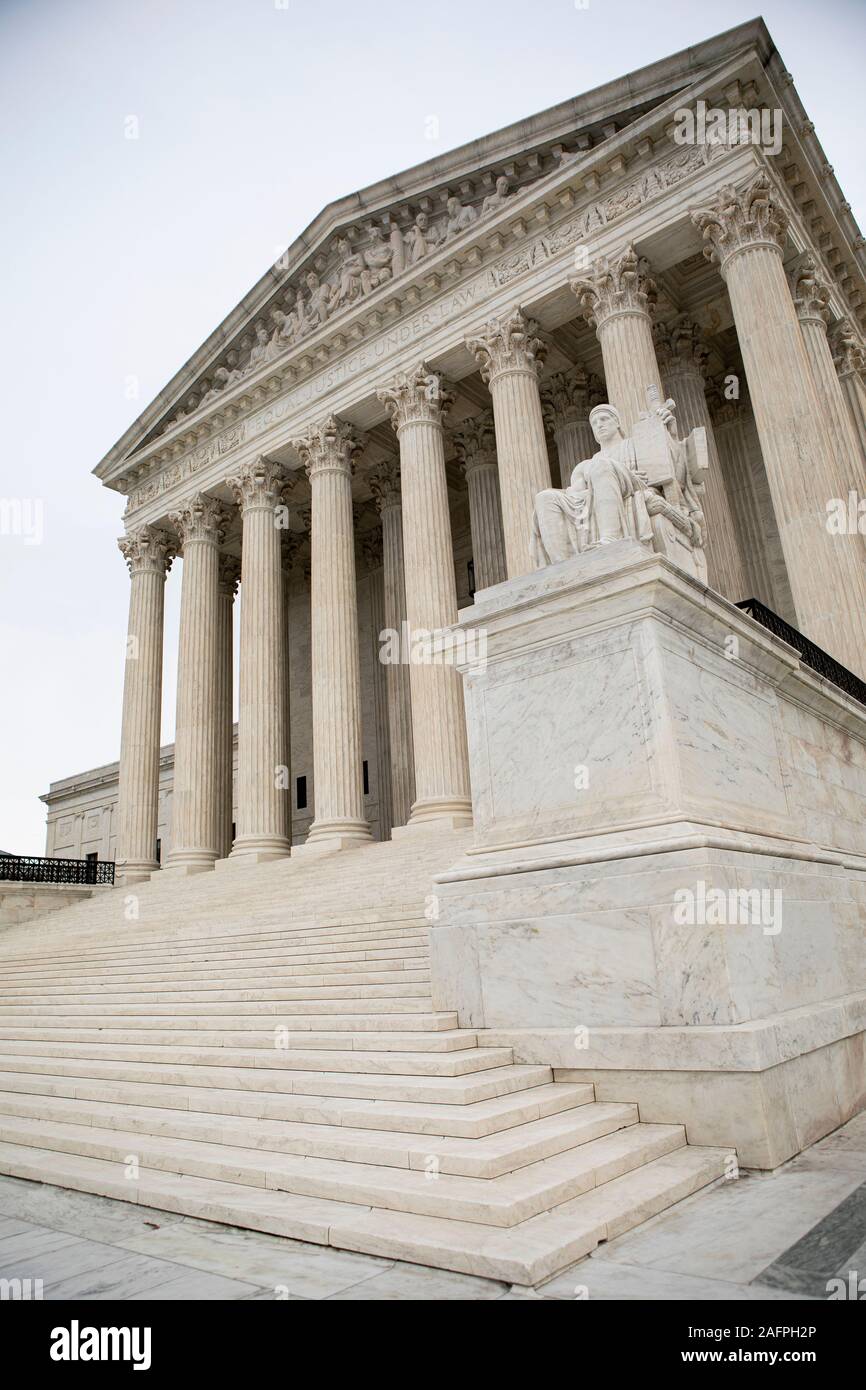 Autorität des Gesetzes James Earle Fraser wurde von der United States Supreme Court Gebäude Kommission ausgewählten zwei Statuen neben dem vorderen Stufen o sculpt Stockfoto