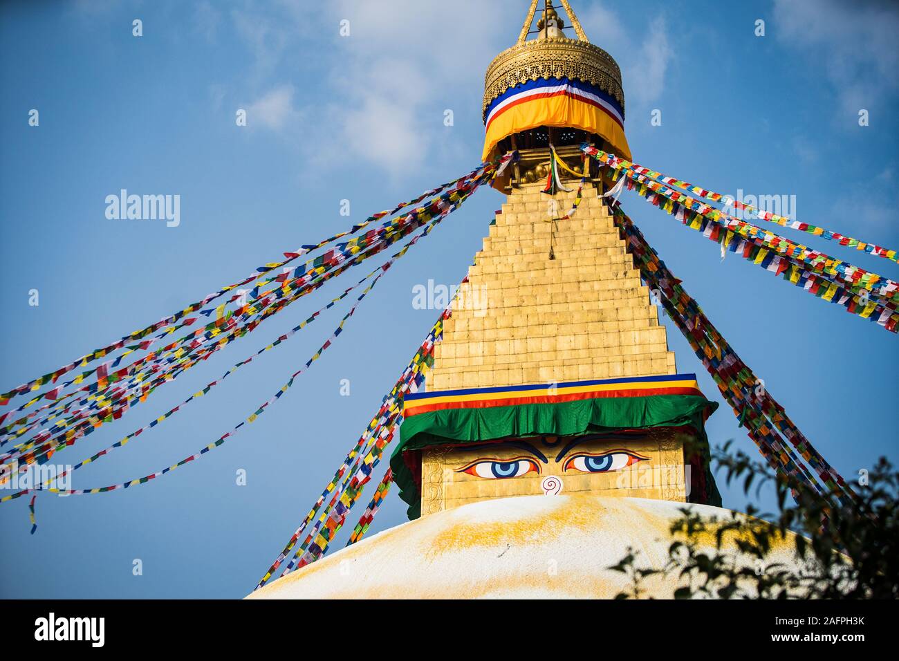 Buddha Stupa Turm in einem blauen Himmel Stockfoto