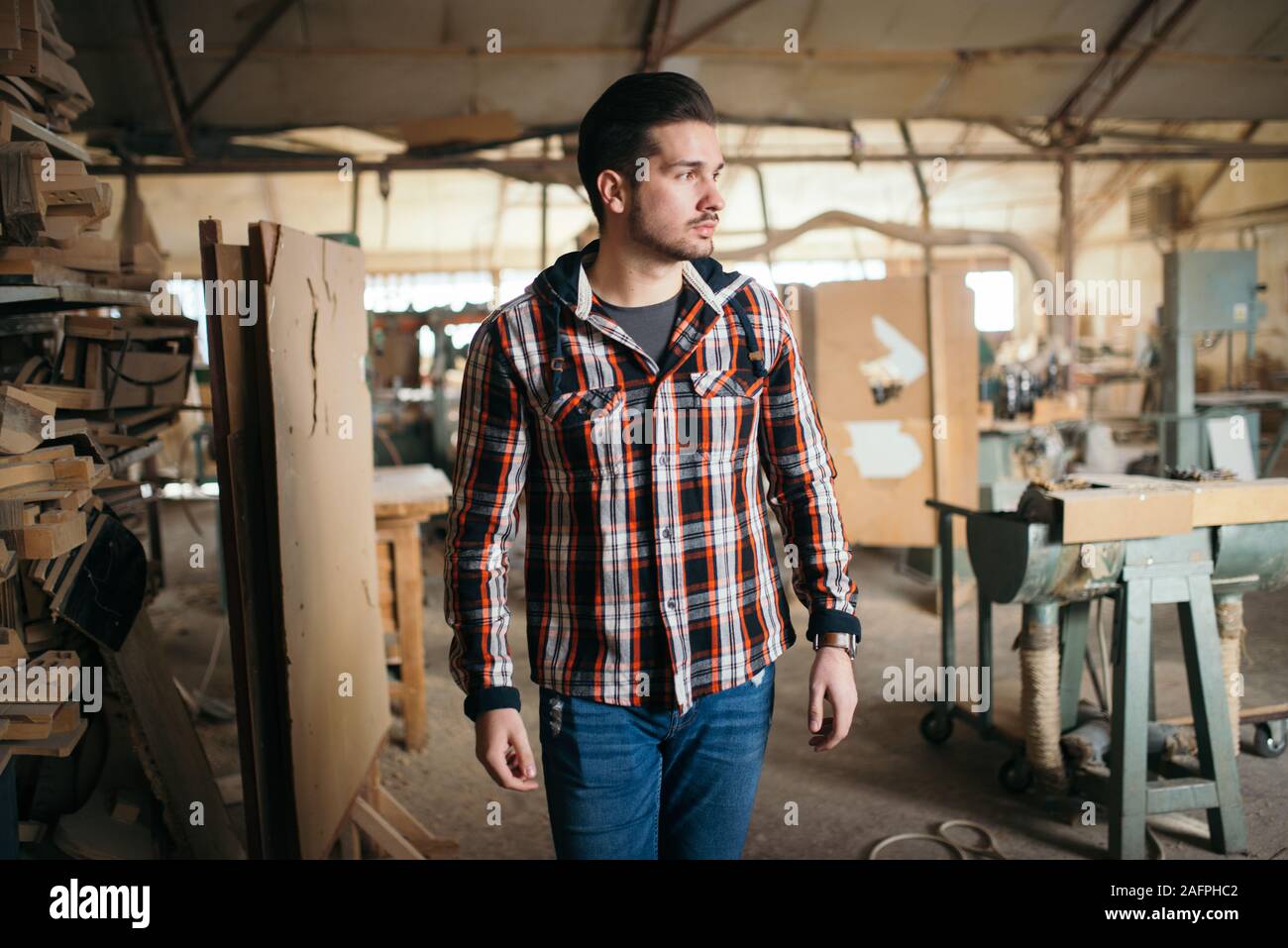 Portrait von Zimmermann in seiner Werkstatt Stockfoto