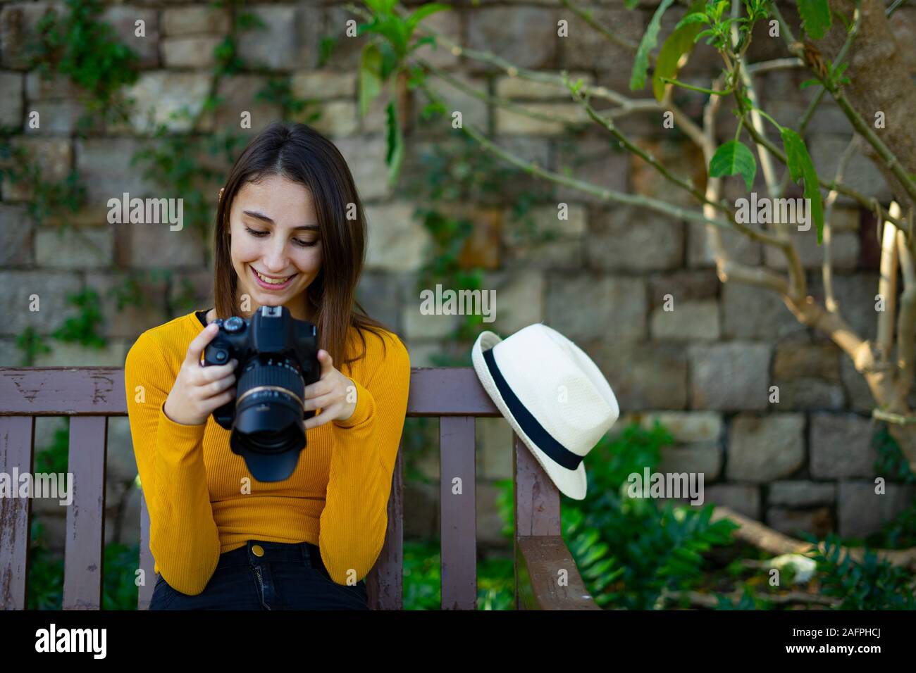 Fotograf Frau suchen und Ihre Fotos Überprüfung auf der Spiegelreflexkamera. Outdoor Fotografie session Konzept. Stockfoto