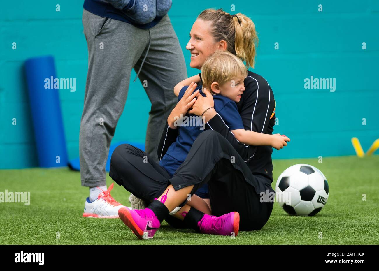 Victoria Azarenka aus Weißrussland wärmt für Ihr match Doppel mit Sohn Leo am2019 Miami öffnen WTA Premier Pflichtfeld Tennis Turnier Stockfoto