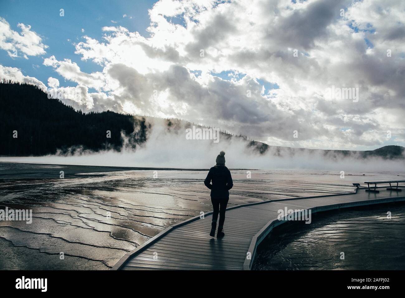 Frau zu Fuß durch den Yellowstone Nationalpark Geysire auf Boardwalk Stockfoto