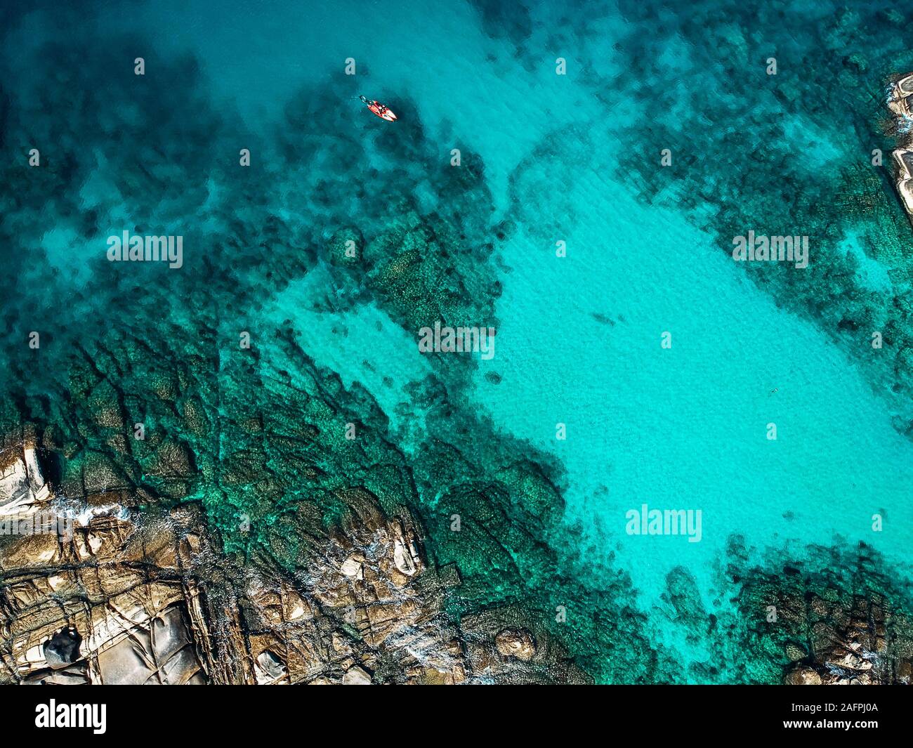 Antenne drone Ansicht der Kajak in tropischen hell blau Ocean reef Mexiko Stockfoto