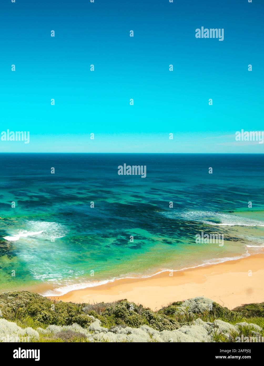 Luftaufnahme von Meer und Riff in Australien an sonnigen Sommertag Stockfoto