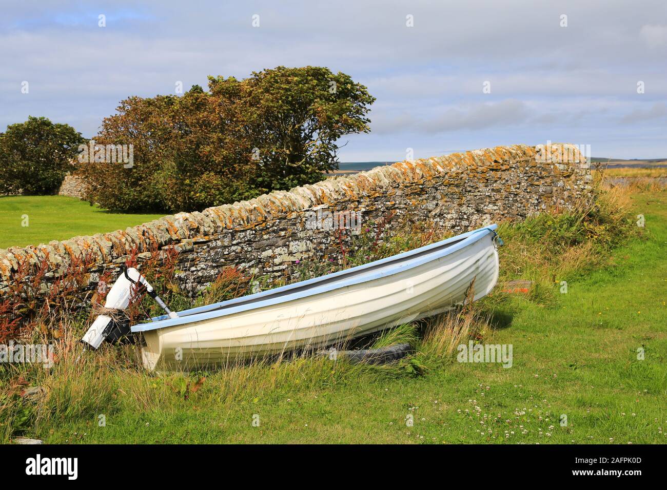 Boot neben der Steinmauer im Standing Stones Hotel, Stromness, Orkney Islands, Großbritannien Stockfoto