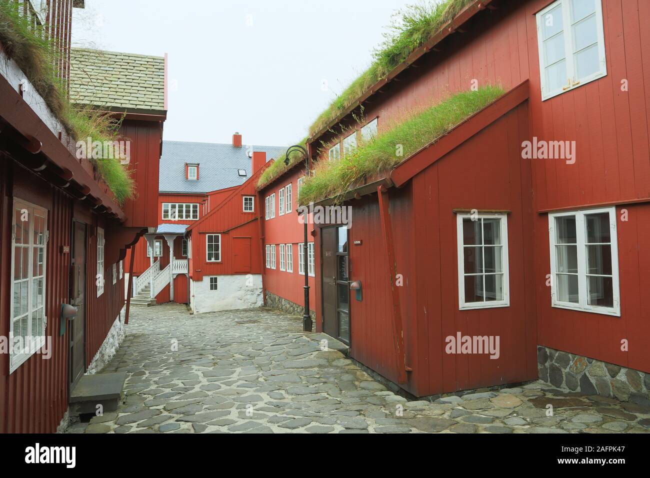 Die Rasendächer in der historischen Altstadt von Tórshavn, Streymoy, Färöer Inseln. Stockfoto
