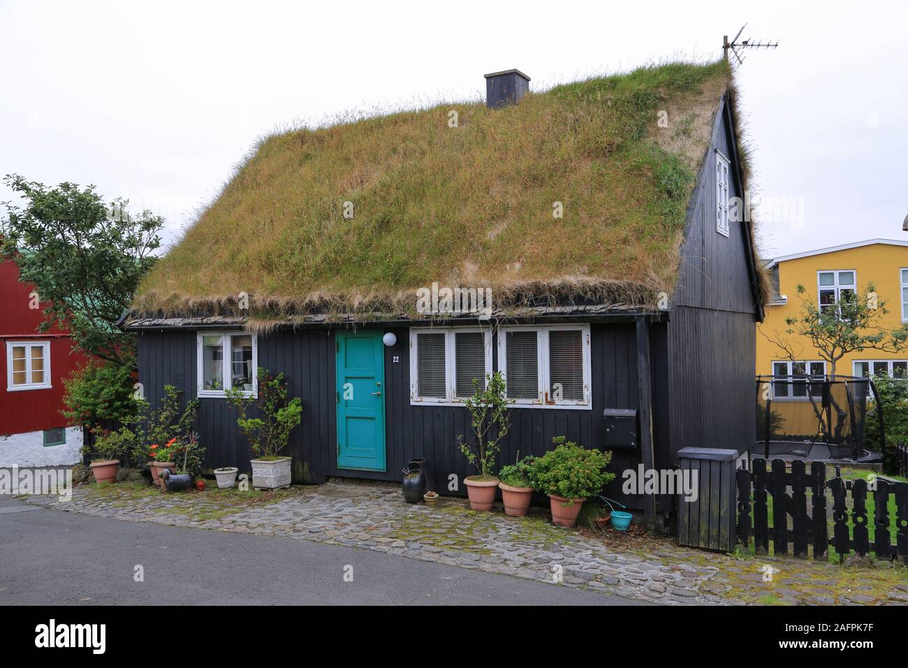 Die Rasendächer in der historischen Altstadt von Tórshavn, Streymoy, Färöer Inseln. Stockfoto