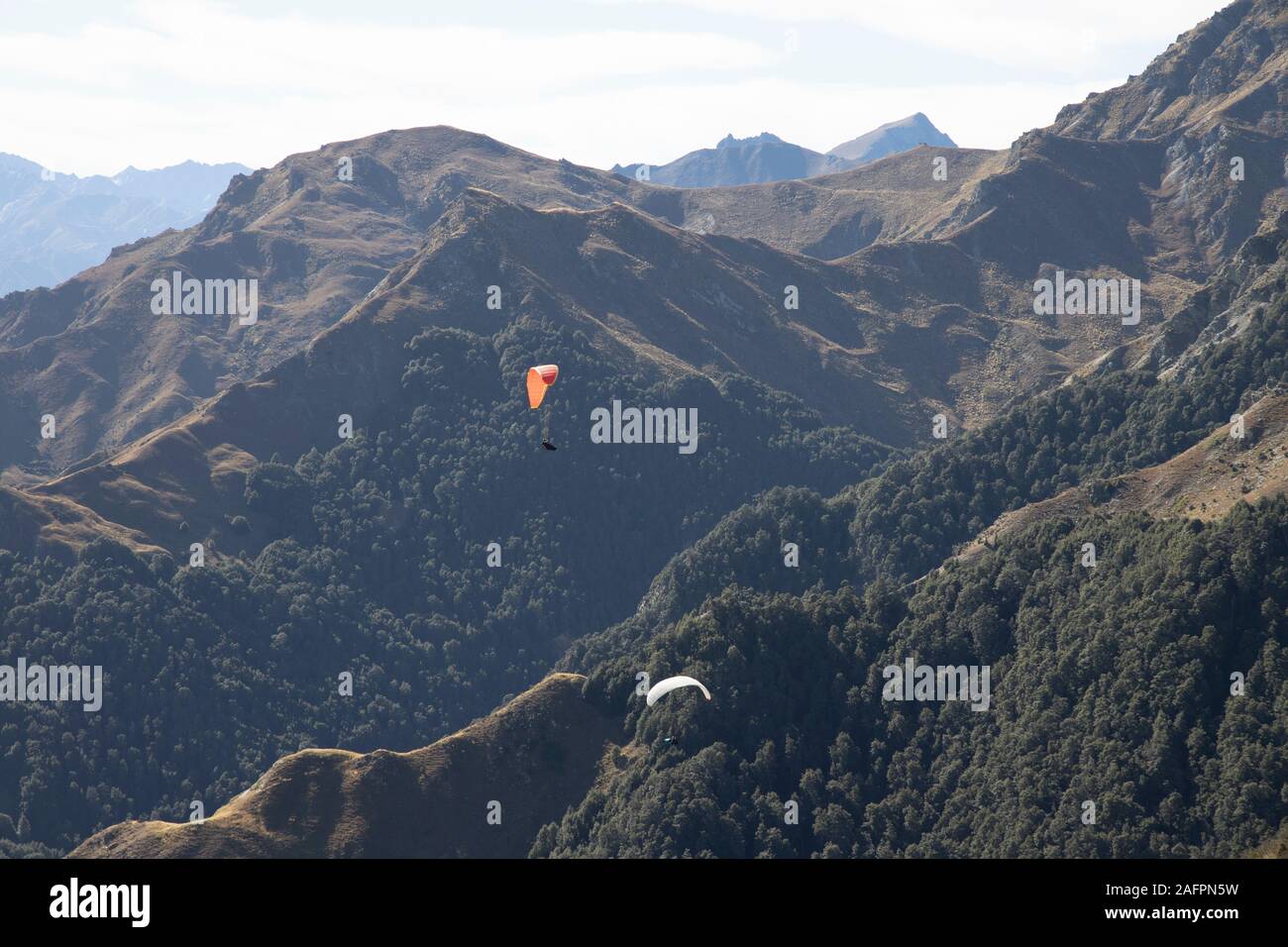 Paragliding in den Bergen von Neuseeland Stockfoto