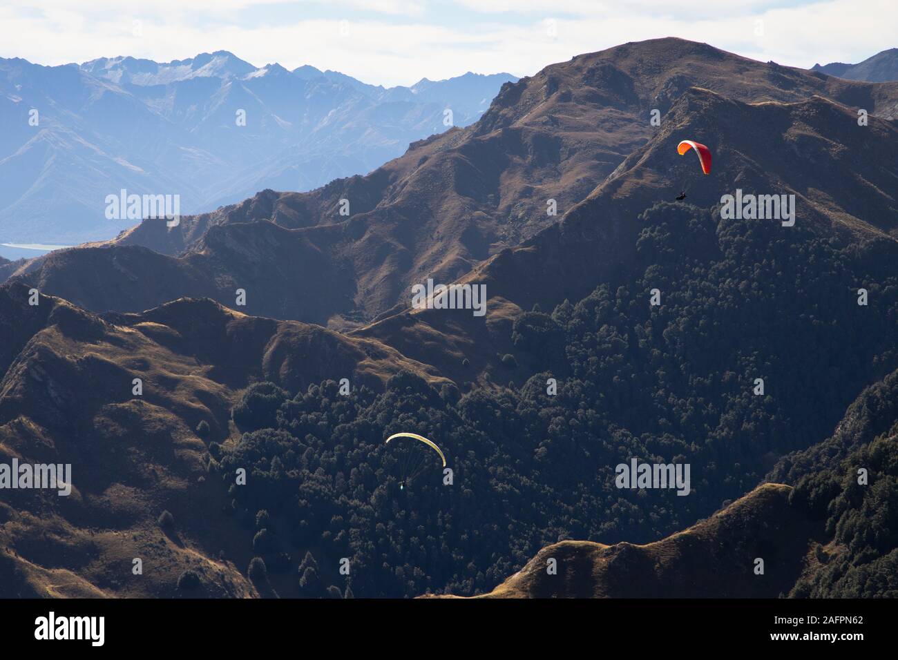 Paragliding in den Bergen von Neuseeland Stockfoto