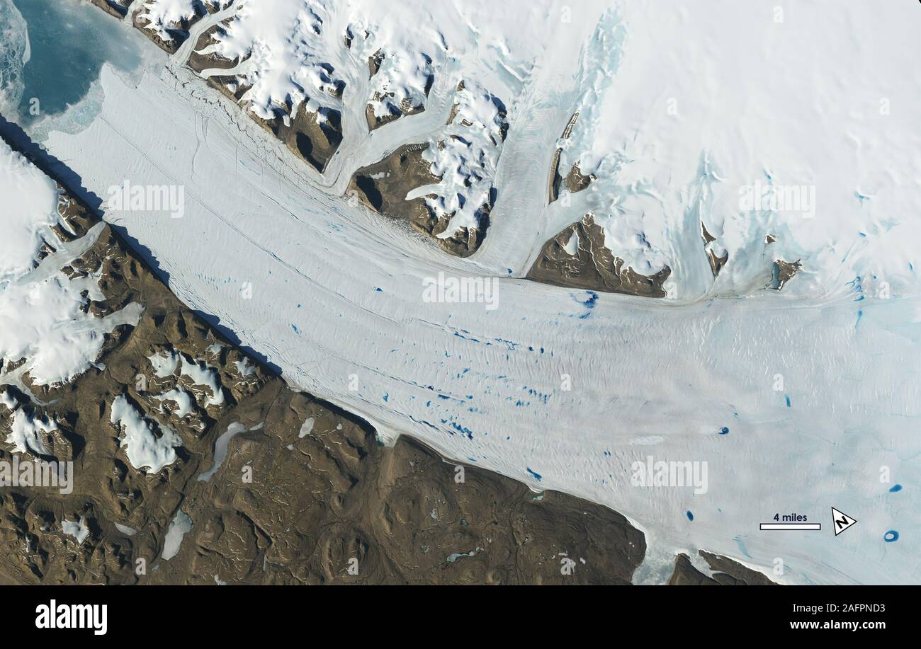 Washington, United States. 16 Dez, 2019. Schmelzwasserseen bilden sich auf der Oberfläche der Grönländischen Petermann Gletscher, hier im Juni 2019 Landsat-bild gesehen. Eine neue Studie stellt fest, dass die Anzahl und Höhe der Schmelzwasserseen in Grönland nimmt zu. Wie Wissenschaftler wissen? Gletscher der Erde und Eis, wie vom Weltraum aus gesehen - einige, die fast 50 Jahre - sind die Wissenschaftler mit neuen Einsichten, wie gefrorene Regionen des Planeten verändern sich. NASA/USGS/UPI Quelle: UPI/Alamy leben Nachrichten Stockfoto