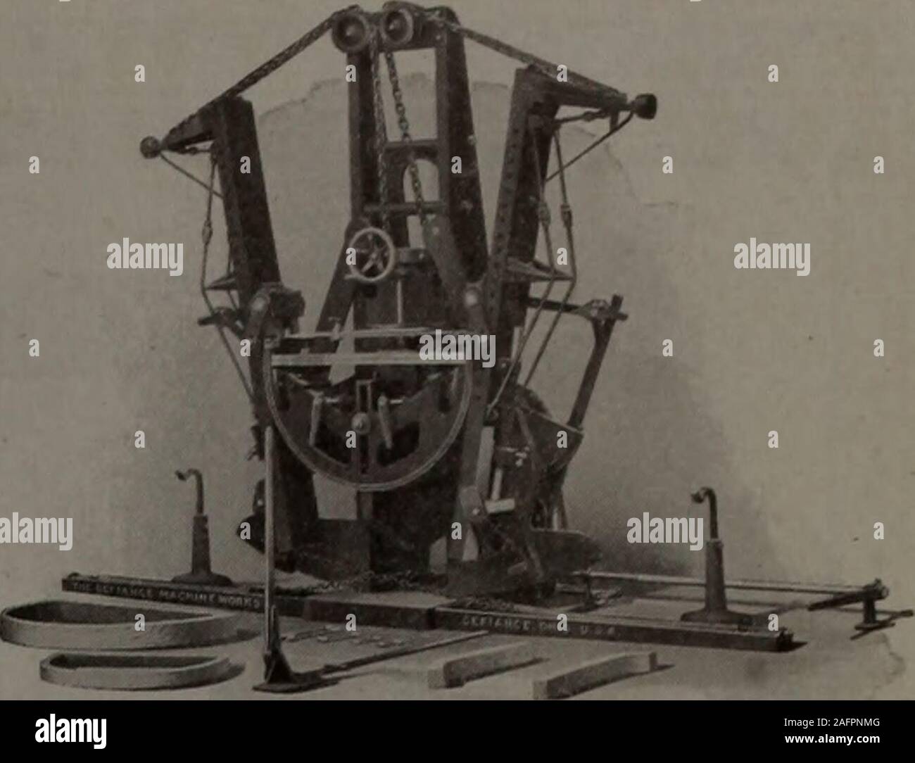 . Kanadische Forstindustrie Januar-Juni 1914. alle DEFIANCE Holzbearbeitungsmaschinen in Ihrer Anlage, Sie haben gerade so viel weiter fortgeschritten und fügte einen bestimmten Prozentsatz ofreal Effizienz in Ihre produktive Kraft. Besonders möchten wir Sie auf unsere neue Nr. 40-9 Vielfalt Formholz, Fomteile Maschine wie dargestellt, hiermit stellt die höchste Art von mechanischer Perfektion für den wirtschaftlichen und erfolgreichen Biegen von Holz zu nennen. Es verbogen wird Wagen und Schlitten Achsen, hames, plowhandles, Stuhl und eine Vielzahl anderer Formen zuvorkommend Material bis zu 3 inchethick, 9 Zoll Stockfoto