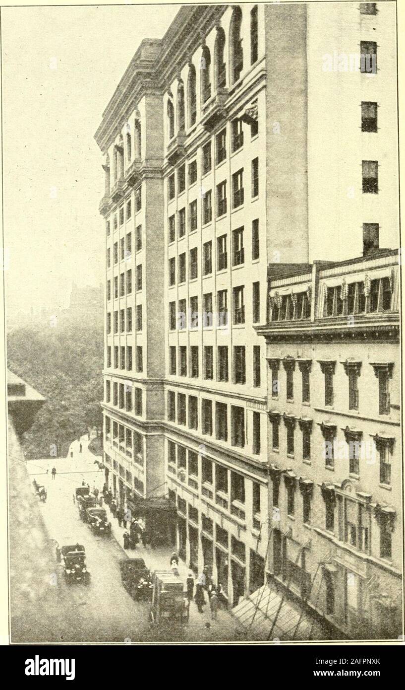. Rand McNally Boston Führer durch die Stadt und Umgebung, mit Karten und Abbildungen... Ridgeway LanePage 82 12 RAND McNALLY BOSTON Reiseführer. Tempel PlacePage 83 RAND McNALLY BOSTON GUIDE 13 Es mag seltsam erscheinen Toan erhöhten Struktur zu klettern asubway Auto nehmen, und amüsante in den Boden für anelevated Zug godown; aber weder Actis ungewöhnlich in Boston. Trainsstart TheWashington St. Tunnel an der Sullivan Sq. inCharlestown und laufen auf einem Ele- Struktur nach Norden Sta- tion; sie tauchen Sie dann U-Bahn, und wenn Sie havepassed unter den wichtigsten Teil der Stadt, entstehen durch elevatedagain ausführen Stockfoto