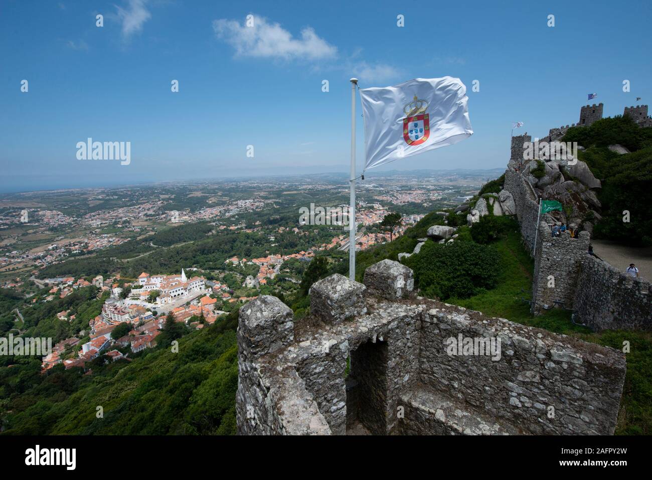 Burg der Mauren mit Fahne im Vordergrund und im Hintergrund der nationalen Palast von Sintra, Sintra, Lissabon, Portugal, Europa Stockfoto