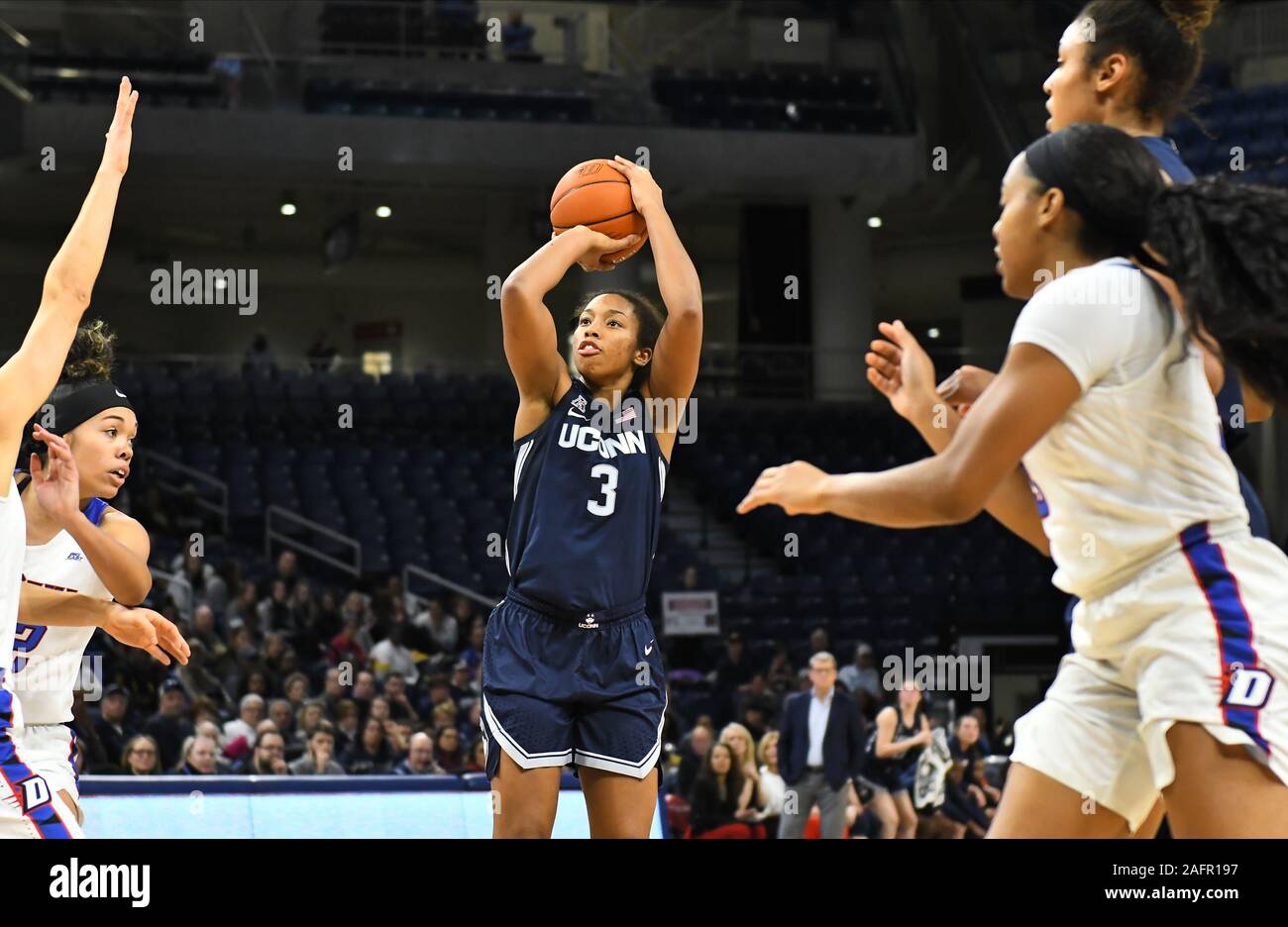 Chicago, Illinois, USA. 16 Dez, 2019. Megan Walker (3) der UConn Schlittenhunde in Aktion während der Konferenz nicht angehörende NCAA Spiel zwischen (16) DePaul vs (2) UConn zu Wintrust Bereich in Chicago, Illinois. Dean Reid/CSM/Alamy leben Nachrichten Stockfoto