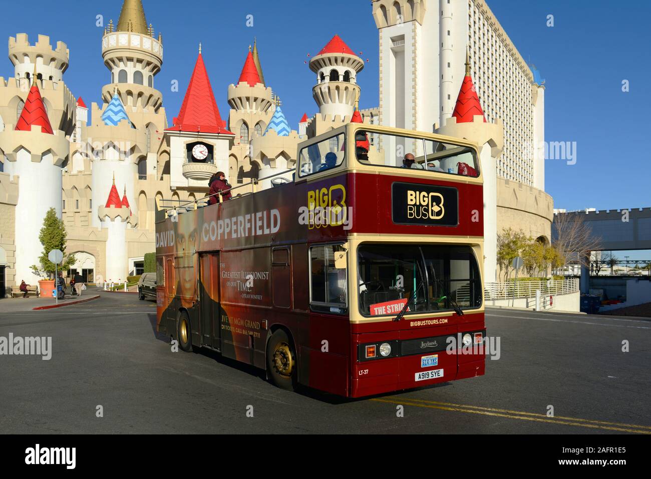 Big Bus Tours vor dem Excalibur Castle in Las Vegas, Nevada, USA. Stockfoto