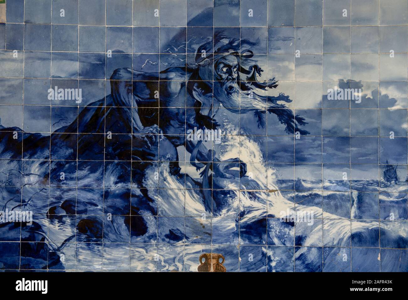 Azulejo-Fliesen mit mythologischer Figur Adamastor, geschaffen vom portugiesischen Dichter Luís de Camões, dem Gedicht von Lusiads, das die Gefahren des Meeres symbolisiert Stockfoto