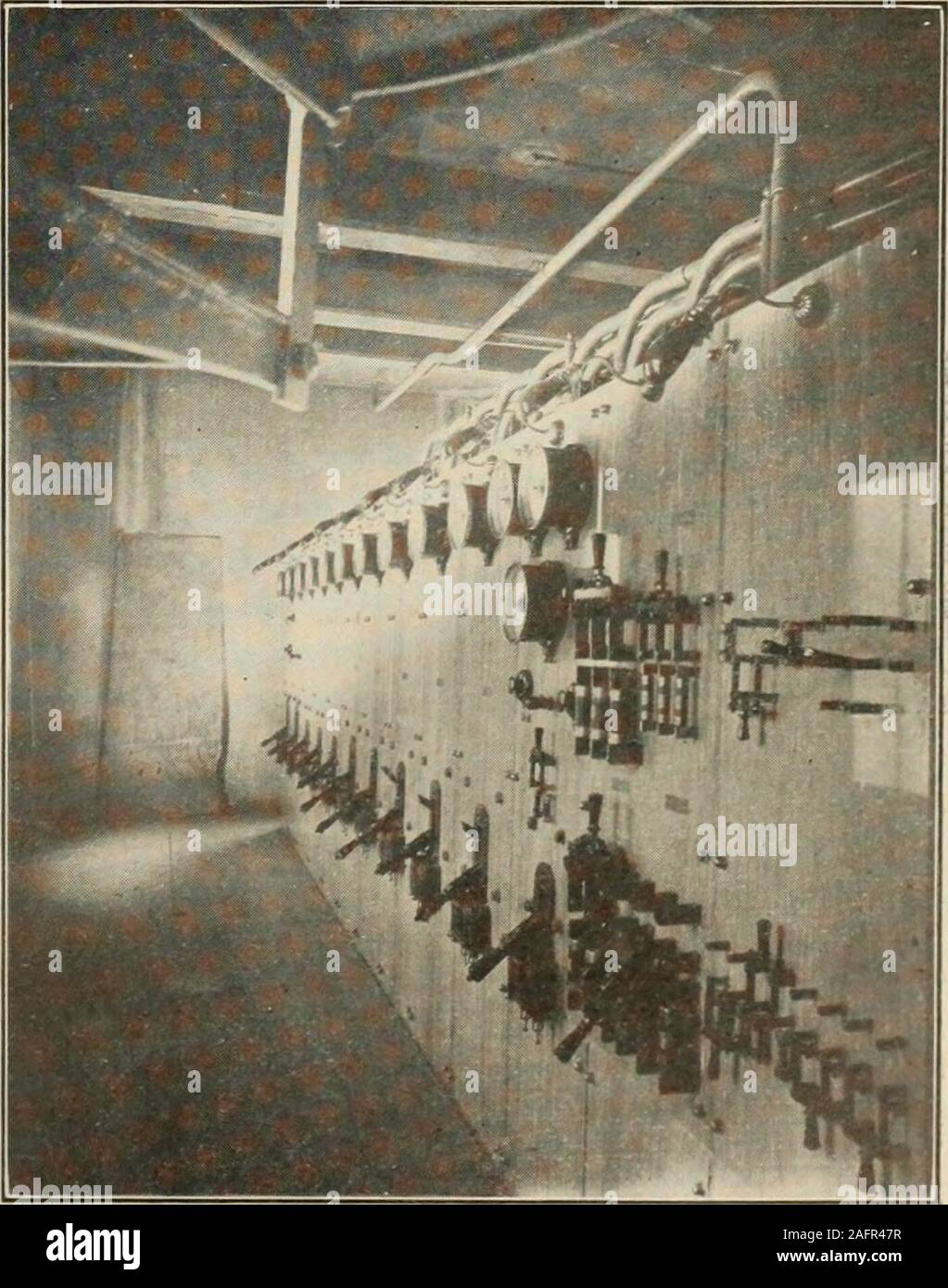 . Kanadische Maschinen und Metallverarbeitung (Januar-Juni 1913). Abb. 4. SPOITS verteilen. Geschichte über rixs. Abb. 11. Hauptschalttafel. 12 kanadischen Maschinen Band IX Korn zum Aufzug, wo zwei lofterlegs es auf die Kuppel zu erhöhen. Dort, asystem von 40-in. Bandförderer dis-Tribute an die doppelte Gelenkwelle trinkschnäbel von 16.000 Bushel pro Stunde. Die totalshipping Kapazität von Aufzug Nr. 2. Beginnend mit dem Versand Fächer voll, Willbe 90.000 Bushel pro Stunde für 10 Stunden. Stockfoto