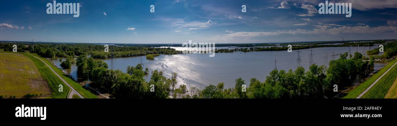 16. Mai 2019, Wood River, IL. USA - Lewis und Clark Zusammenfluss Turm überragt Zusammenfluss von Missouri und Mississippi, Illinois außerhalb von St. Louis, MO. Stockfoto
