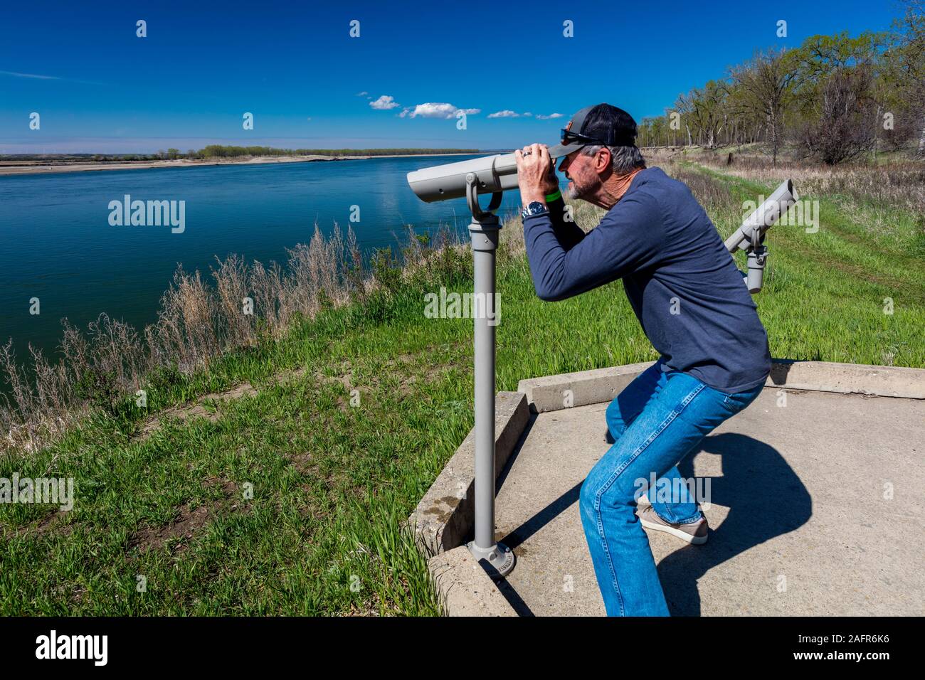 Mai 20, 2019, FORT MANDAN, N DAKOTA, USA - Bill Terry denkt über den Missouri River Lage von Fort Mandan North Dakota die 1804/1805 Standort für Lewis und Clark Expedition Stockfoto