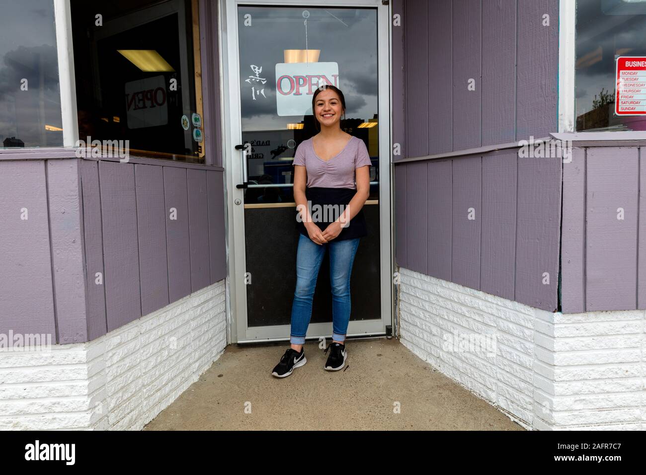 Mai 21, 2019 - Wolf Point, Montana, USA - Kellnerin Jacki am Wolf Point Café, Montana Stockfoto