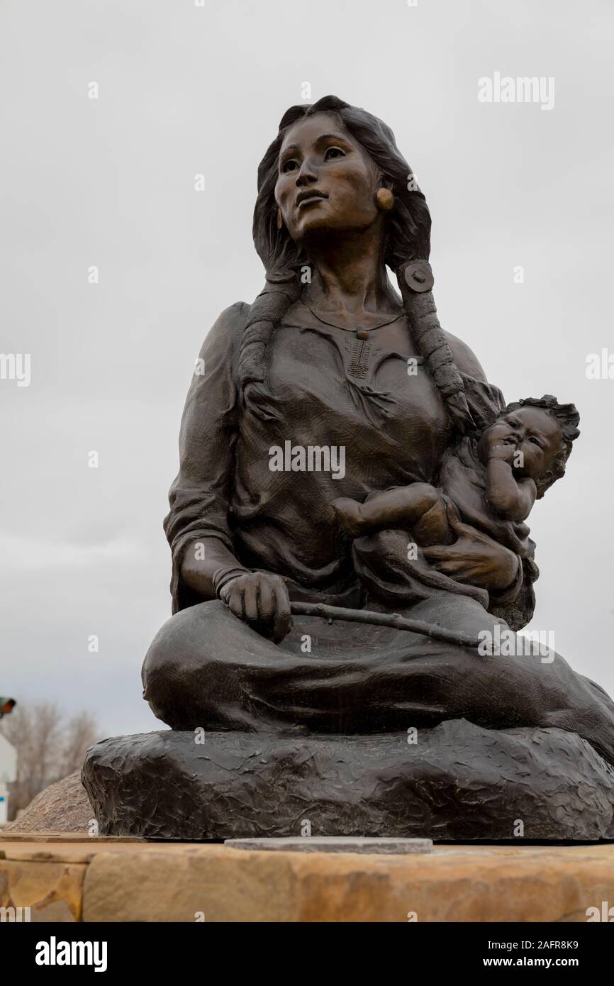 Mai 23, 2019, 3 GABEL, MT, USA - Statue vor sacajawea Hotel, drei Gabeln, Montana Ehren Sacajawea und der Lewis und Clark Expedition Stockfoto