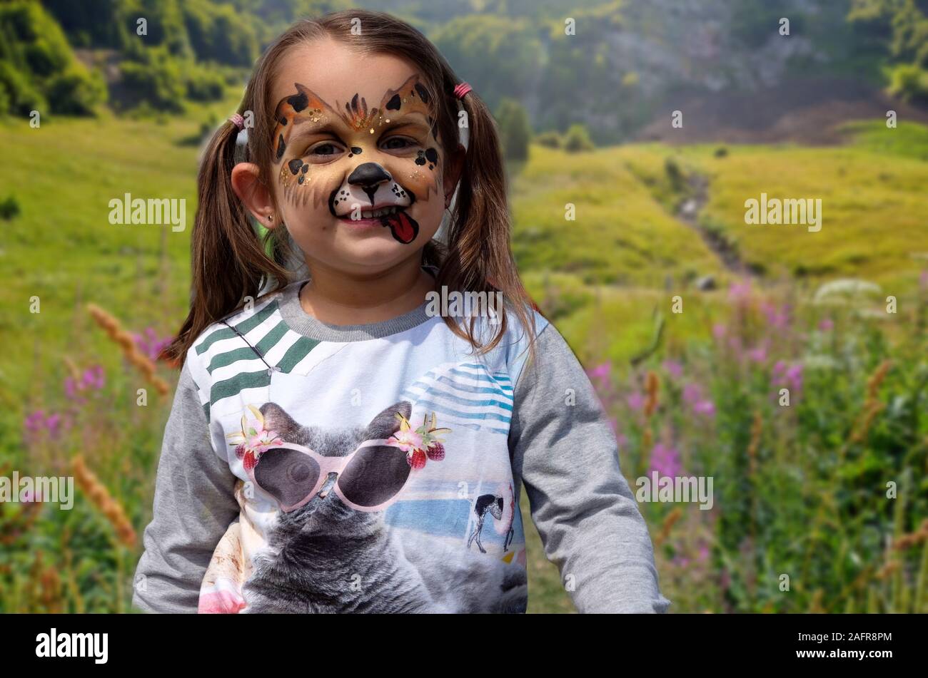Girl face painting animal -Fotos und -Bildmaterial in hoher Auflösung –  Alamy