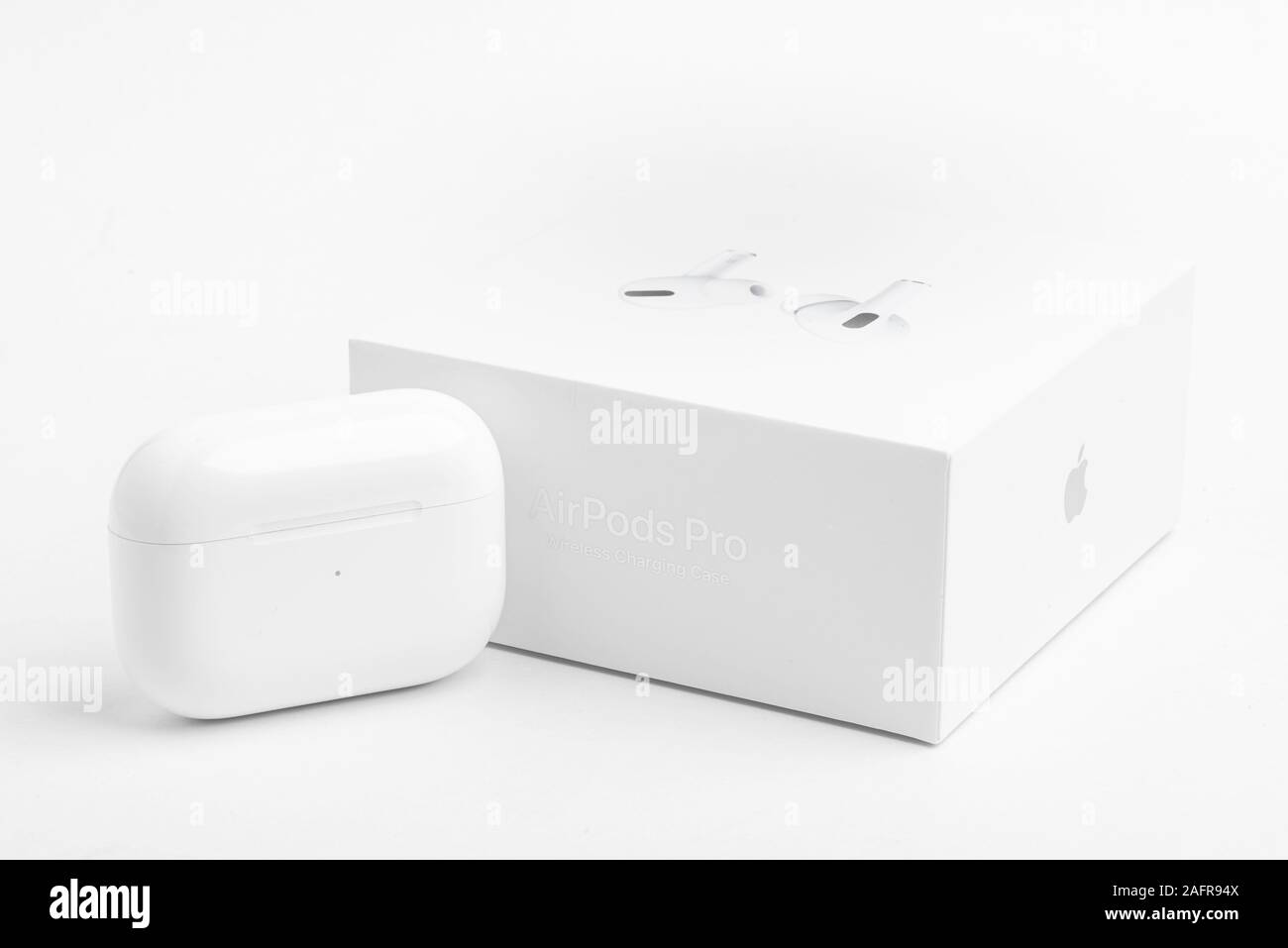 Vidalia Georgia/USA - Dezember 14, 2019 - ein Studio Produkt Schuß des weißen Verpackung mit den geschlossenen weißen Ladeschale, wenn Apple AirPods pro Stockfoto