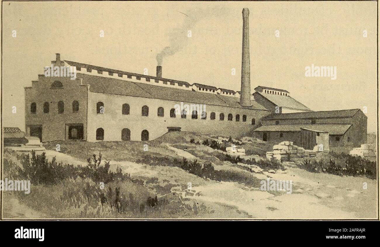 . Gesundheit in Haus und Stadt. Riemen, die sich weigern zu Ofen Gebäude mit Strom und für die Heizung des buildingby Dampf. Dies ist sicherlich eine saubere und sichere Weise ofdisposing von Abfällen aller Art. Schnee auf den Straßen der Stadt. - Eine schwere Schnee in eine tolle Stadt verursacht eine große Menge Mühe, Arbeit, andexpense. Der Sturm können die Drähte beschädigt, delaytraffic und mit der Wirtschaft beeinträchtigen. Entlang der mainstreets, den fahrbaren Schnee-Pflug wirft den Schnee vom thecar - Spuren, die an den Seiten. Gruppenbildung und Verkehr aller kindsare sehr schwierig, bis der Stapel der Schnee entfernt sind. Die Beseitigung von Schnee. - Wenn der Fal Stockfoto