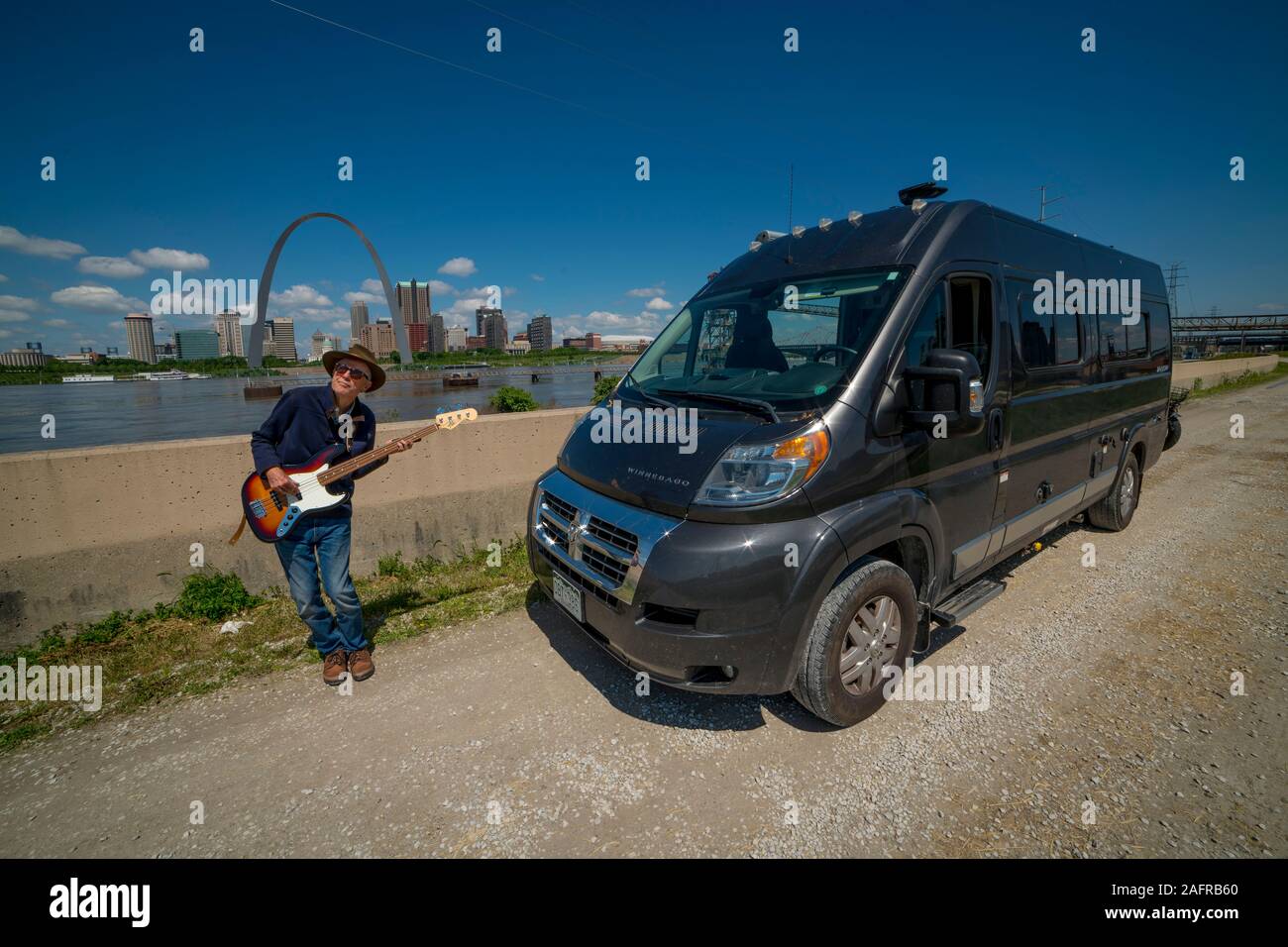 Mai 14, 2019, St. Louis, MO. USA Fotograf und Bassist Joe Sohm spielt Bass auf Mississippi River Front vor St. Louis Arch und seine RV Stockfoto