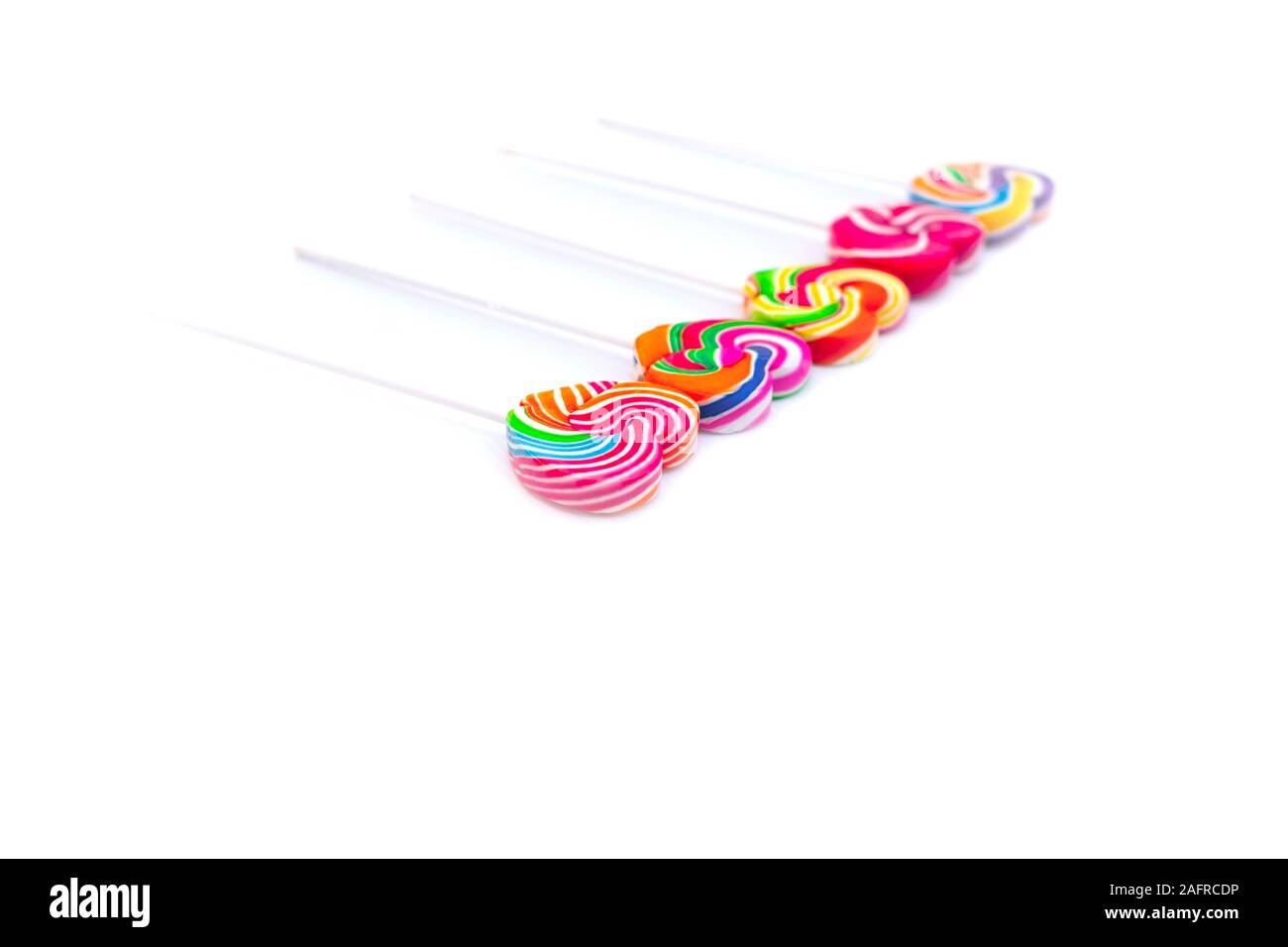 Süßigkeiten Bonbons Herzform Farbe voll auf weißem Hintergrund, Set candy Farbe rainbow Lutscher, Geschenk für Valentinstag Liebe Konzept Stockfoto