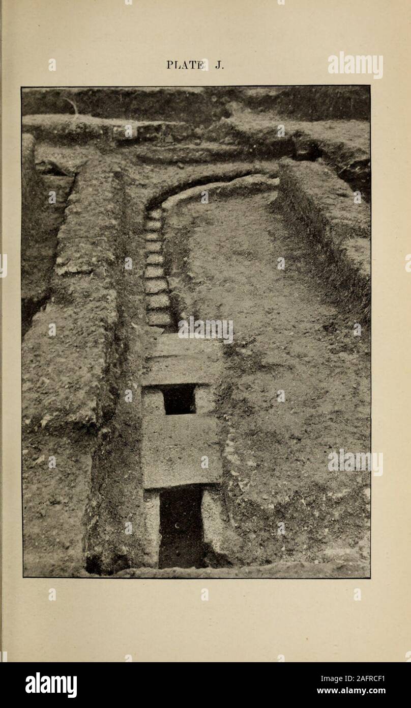 . Archaeologia cantiana. In die gesamte Länge der Rinne. ThePlan shews die Dachrinne aus einer überdachten Conduit in Nr. 54, und Nr. 51 und 52, unter einem Bogen in den westwall der Letzteren, in Richtung des Flusses. Die Ablassschraube hatte ursprünglich beensealed mit Fliesen, von denen vier in-situ-geblieben. 52. Eine Kammer, 13 ft. 10 in. bis 6 ft. 5 in. In der Südwand wurde anopening 1ft. 5 cm breit, mit Fliesen in Kursen auf jeder Seite gelegt. Für welchen Zweck sie bestimmt wurde, war nicht erkennbar. In der westwall war eine Dachrinne arch. 53. Eine Kammer, 14 ft. 5 in. bis 9 ft. 11. Im Süden - wir Stockfoto