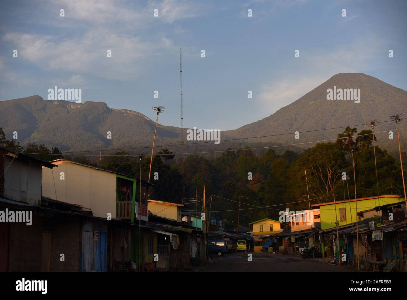 Blick auf den Mount Gede-Pangrango von Cibodas, Cimacan Village, West Java, Indonesien gesehen. Stockfoto