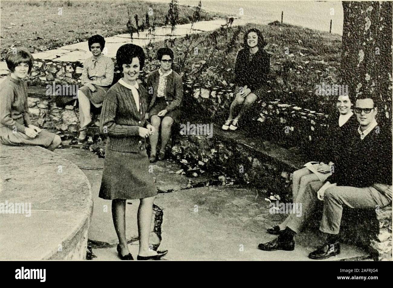 . Die Rhododendron [Serial]. 1. Georgien Steelman 16. Sheryl Bootright 31. Martha Whitaker 2. Brenda Hill 17. Judy Sprott 32. Wanda K. James 3. Sara L. Spurting 18. Bob Phillips 33. Susan mich Adams 4. Jane Dayberry 19. Phyllis Montgomery 34. Douglas Carroll 5. Gaye Lyon 20. Vickie Holland 35. Hilda Gosnell 6. Donna Falken 21. Barbara Perry 36. Brenda Whitaker 7. Jerri Sue Hartman 22. Lindo Bouguess 37. Sandra erstickt 8. Joyce Wheeler 23. Louise Robinson 38. Marianne Stevens 9. Peggy Kluttz 24. James Heuwender 39. Kothyrn Boone 10. Wallace Zitronen 25. Jo Anne Anderson 40. Norma Zoe Morris, n. Karen E Stockfoto