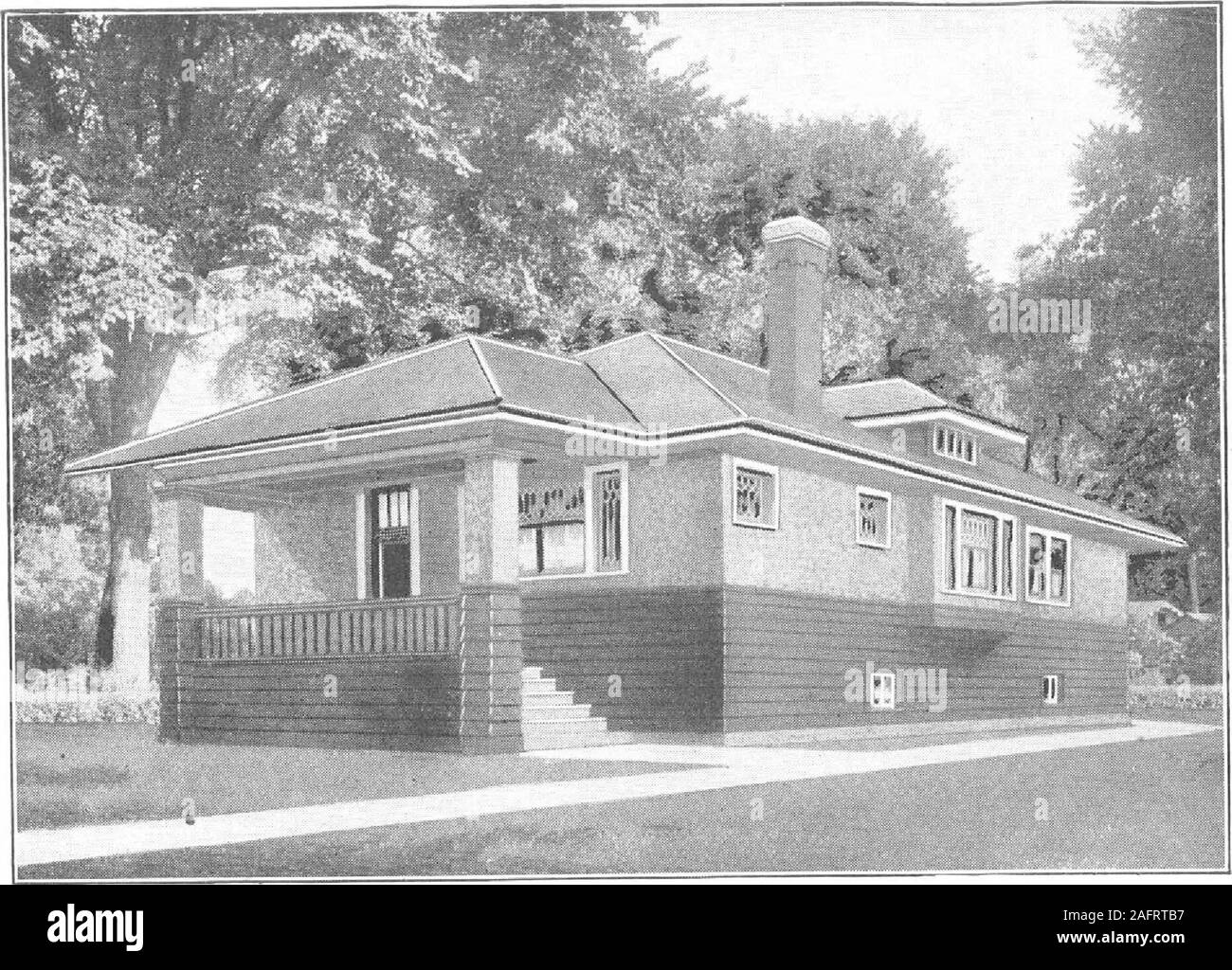 . Einen Plan Buch von Harris Wohnungen. HARRIS BROTHERS COMPANY, 35th und Bügeleisen Straßen, CHICAGO, Illinois Seite 26. Harris Home Nr. L-1023 der Größe 25 m x 35 ft. 5 Roomsand Badewanne Hier zeigen wir eine wünschenswerte Bungalow. Geplante mit engen attentionto Kompaktheit, ohne Verlust von Raum überall, dieses Haus ist in einem sur-pryingly kostengünstig gebaut. Nichts fehlen im äußeren Erscheinungsbild oder innere Con-veniences. Dieses Haus ist eines unserer wesentlichen Argumente, warum Sie buildThe Harris Weg sollte. Die rustikale Abstellgleis und Stuck Behandlung von Außen ist in der Tat auffällig. Beachten Sie die gemütliche Veranda mit seinen massiven Ecke pi Stockfoto