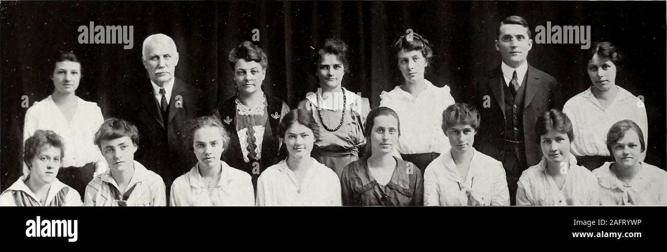 . Purdue Ablagerungen. Obere Zeile - Jamison, Prof. Alford, Frau Keayon, Frau Thurber, Frau Prentice, Pfr. Hall, Knochen. Untere Reihe - Smith, Heady, Barnett, Latta, Nelson, Fisher, Briggs. Warren. Y. in der W. C. A. Offiziere. Maria Latta - Beatrif-e Fishei - Präsident. Viee-President. Hortense BarnettBeatrice Jamison - Sekretärin.? - Schatzmeister. Beratenden Ausschusses. Mrs. C. H. Thurber, Vorsitzender. Mrs. A. M. Kenvon. Mrs. B. N. Prentice. Dean C. F. Slioemal&lt; er. Prof. T. (ich. Alford. Rev. O.F. Halle. Maria Latta. Beatrice. Janiisoii. Die AUSSCHUSSVORSITZENDEN. LaCegail Knochen, Hingebungsvollen. Genf Smith, Missionar, Bibelstudium und Konferenz. Stockfoto