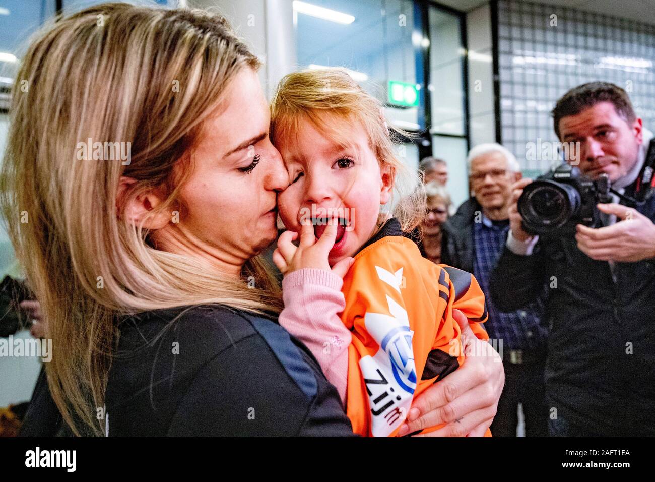 Schiphol, Niederlande. 17 Dez, 2019. Schiphol, Plaza, 17-12-2019, Handball Spieler Polman genießt in Schiphol, nach der WM in Japan Credit: Pro Schüsse/Alamy leben Nachrichten Stockfoto