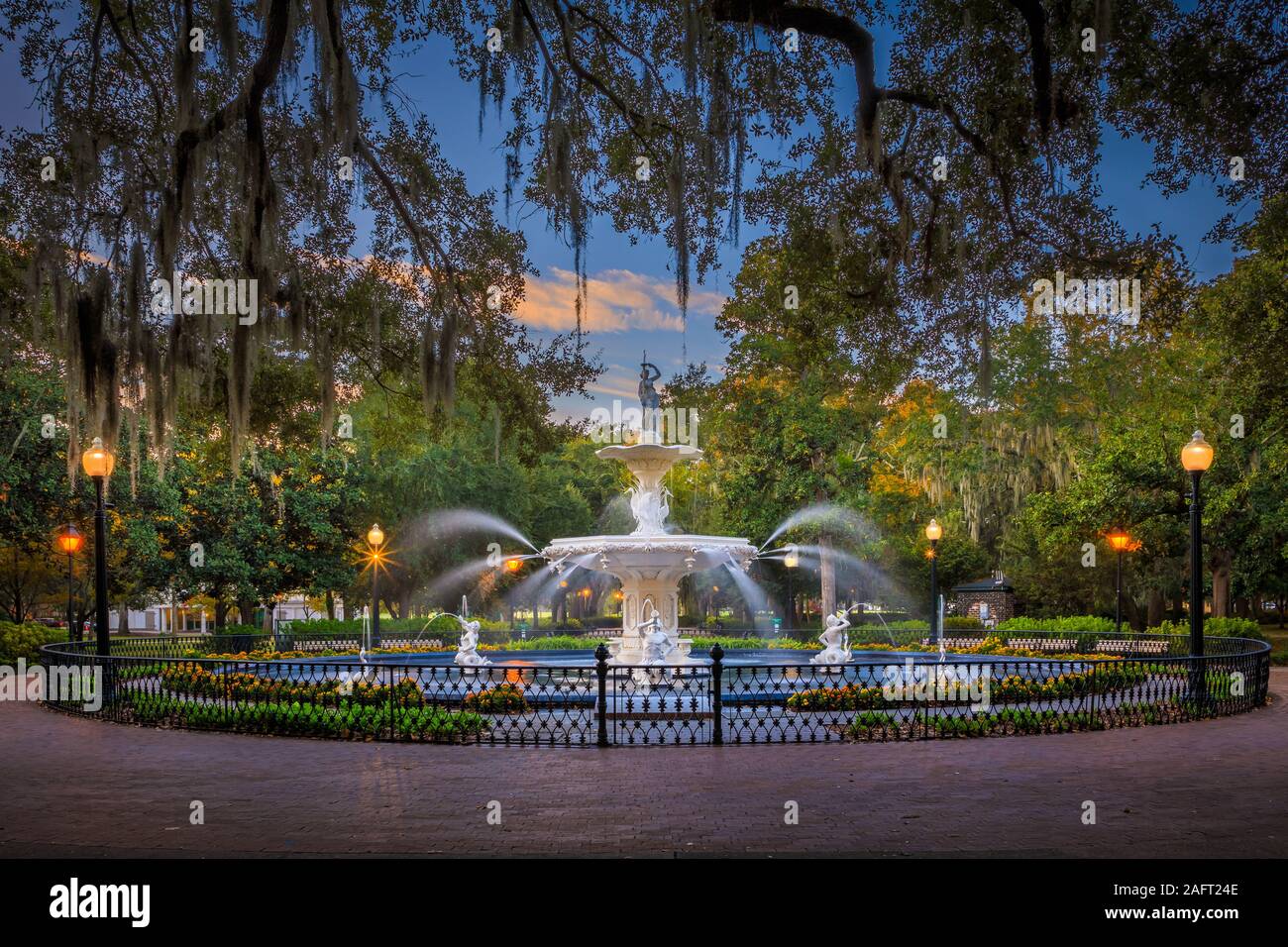 Forsyth Park ist ein großer Stadtpark, der 30 Hektar im historischen Viertel von Savannah, Georgia, einnimmt. Stockfoto