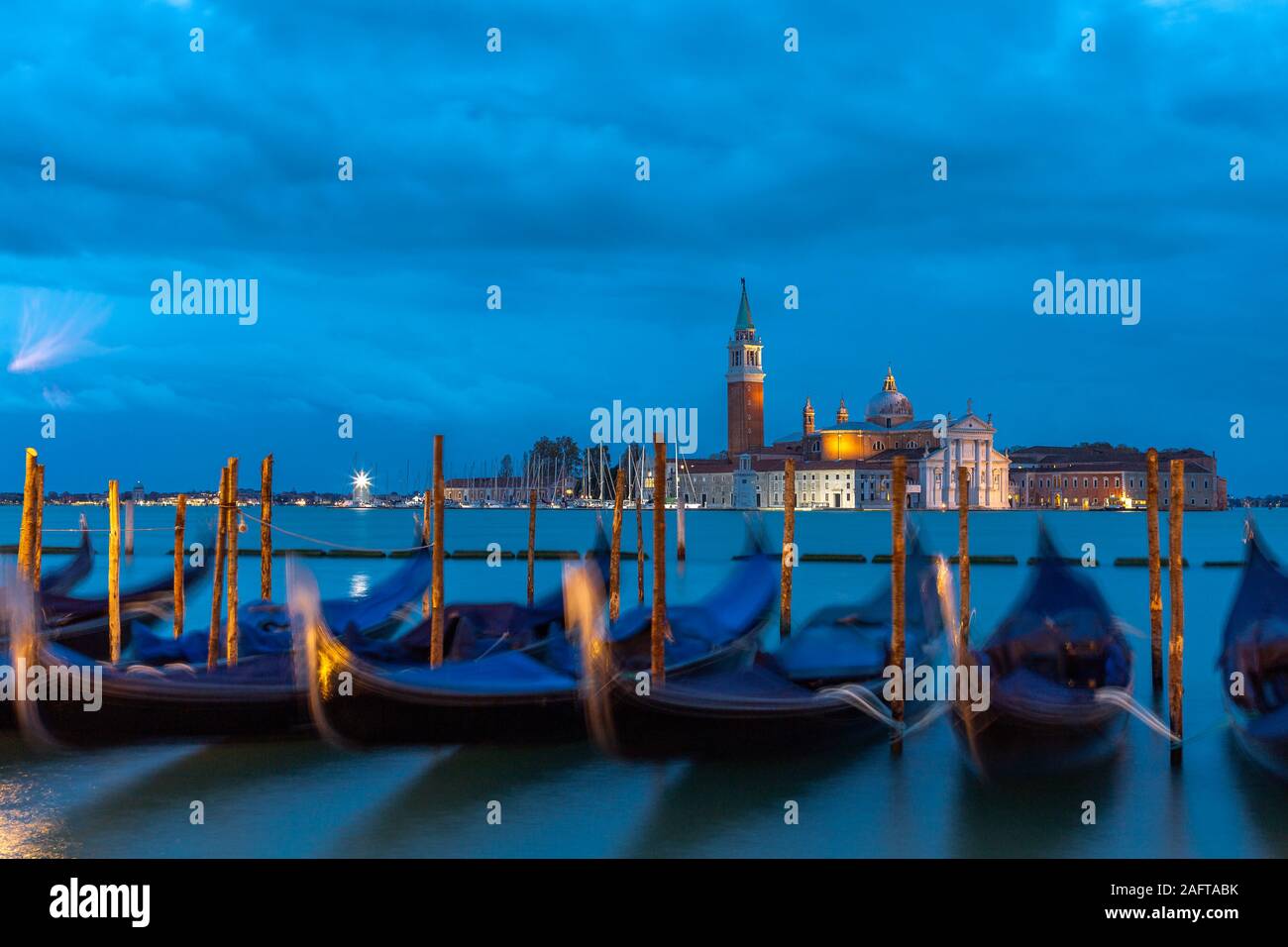San Giorgio Maggiore in Venedig vom St. Mark's Square in der Morgendämmerung Stockfoto