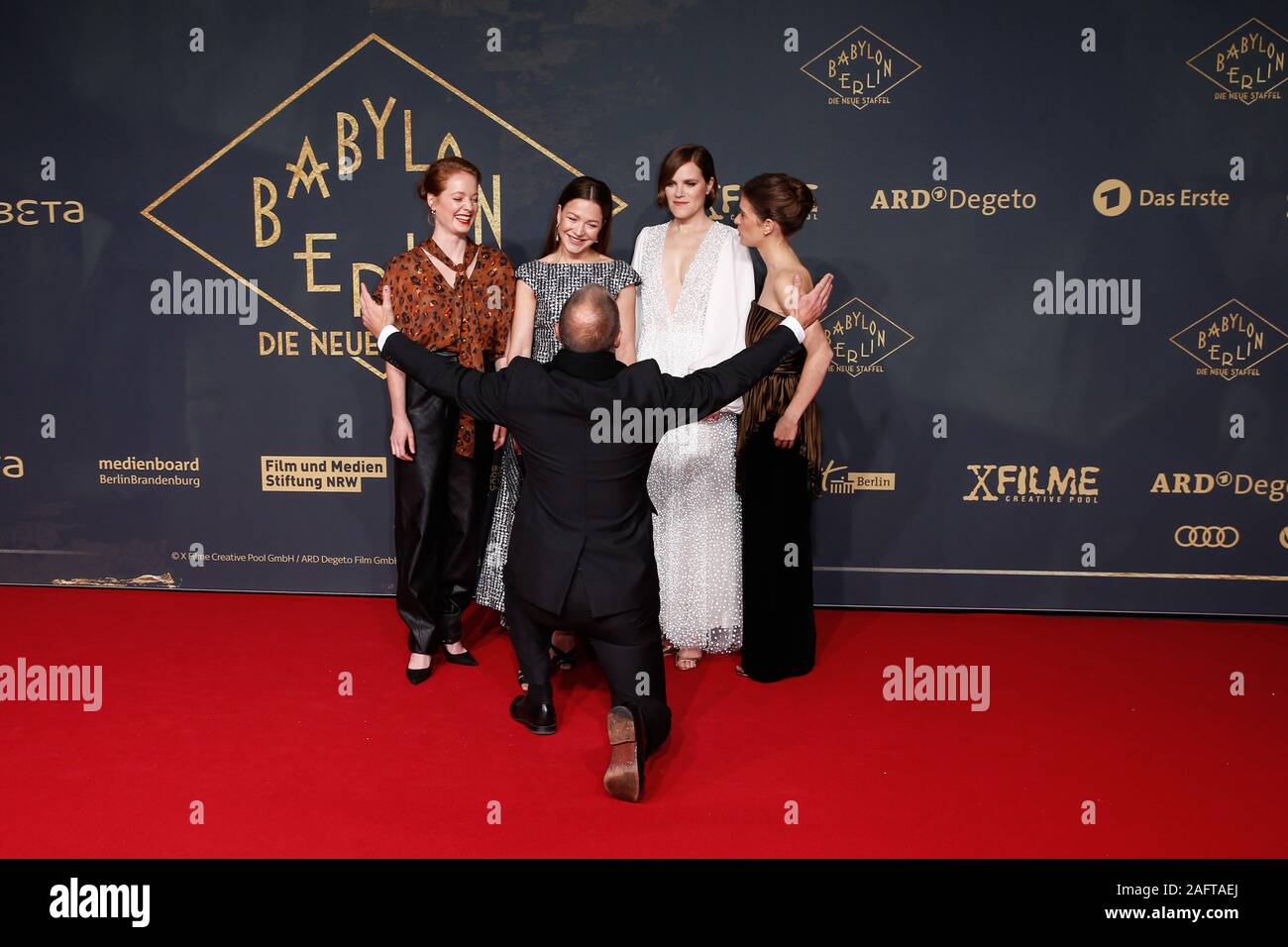 Berlin, Deutschland. 16 Dez, 2019. Leonie Benesch (L-R), Hannah Herzsprung, Benno Fürmann, Liv Lisa Pommes und Fritzi Haberland, um die Weltpremiere der neuen Staffel von "Babylon Berlin komm' an der Zoo-Palast. Credit: Gerald Matzka/dpa-Zentralbild/ZB/dpa/Alamy leben Nachrichten Stockfoto