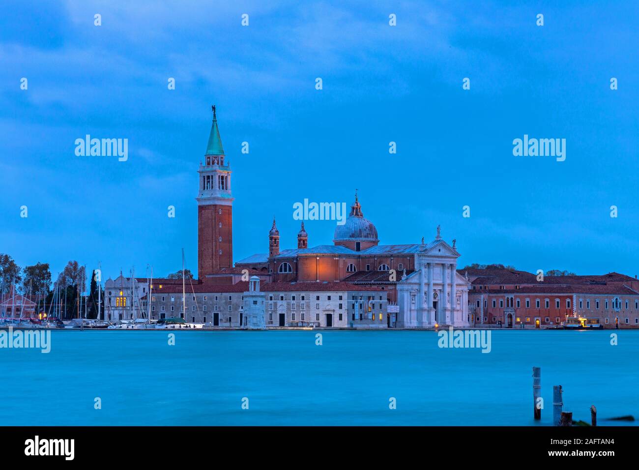 San Giorgio Maggiore in Venedig vom St. Mark's Square in der Morgendämmerung Stockfoto