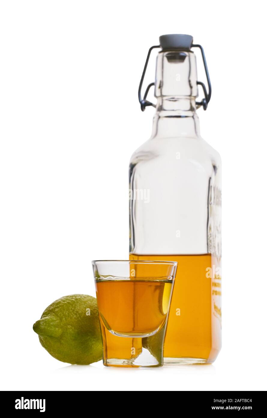 Starkes alkoholisches Getränk mit Zitrone auf einem weißen Hintergrund isoliert Stockfoto