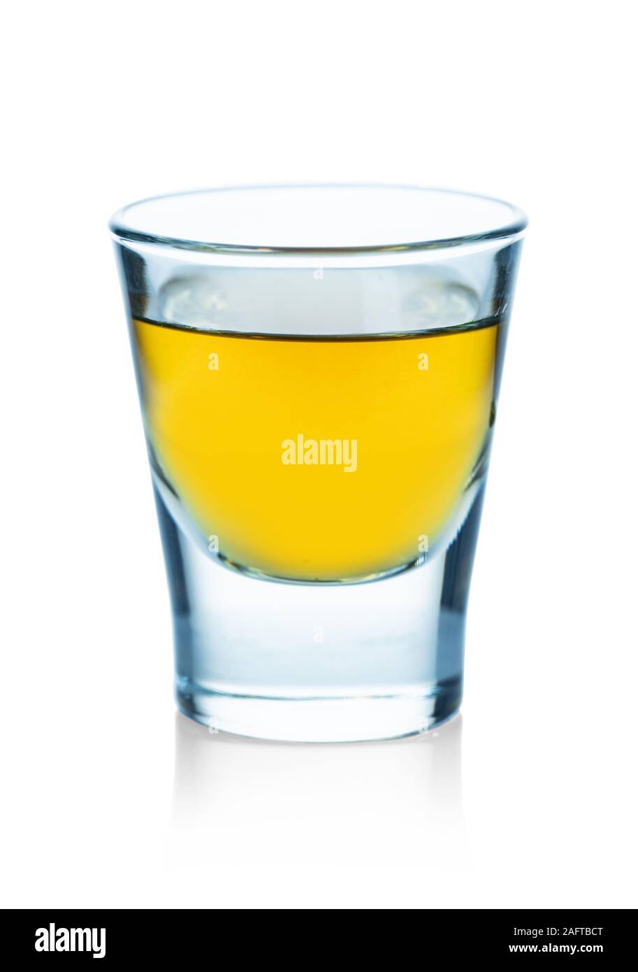 Glas mit starken alkoholischen Getränks auf weißem Hintergrund isoliert Stockfoto
