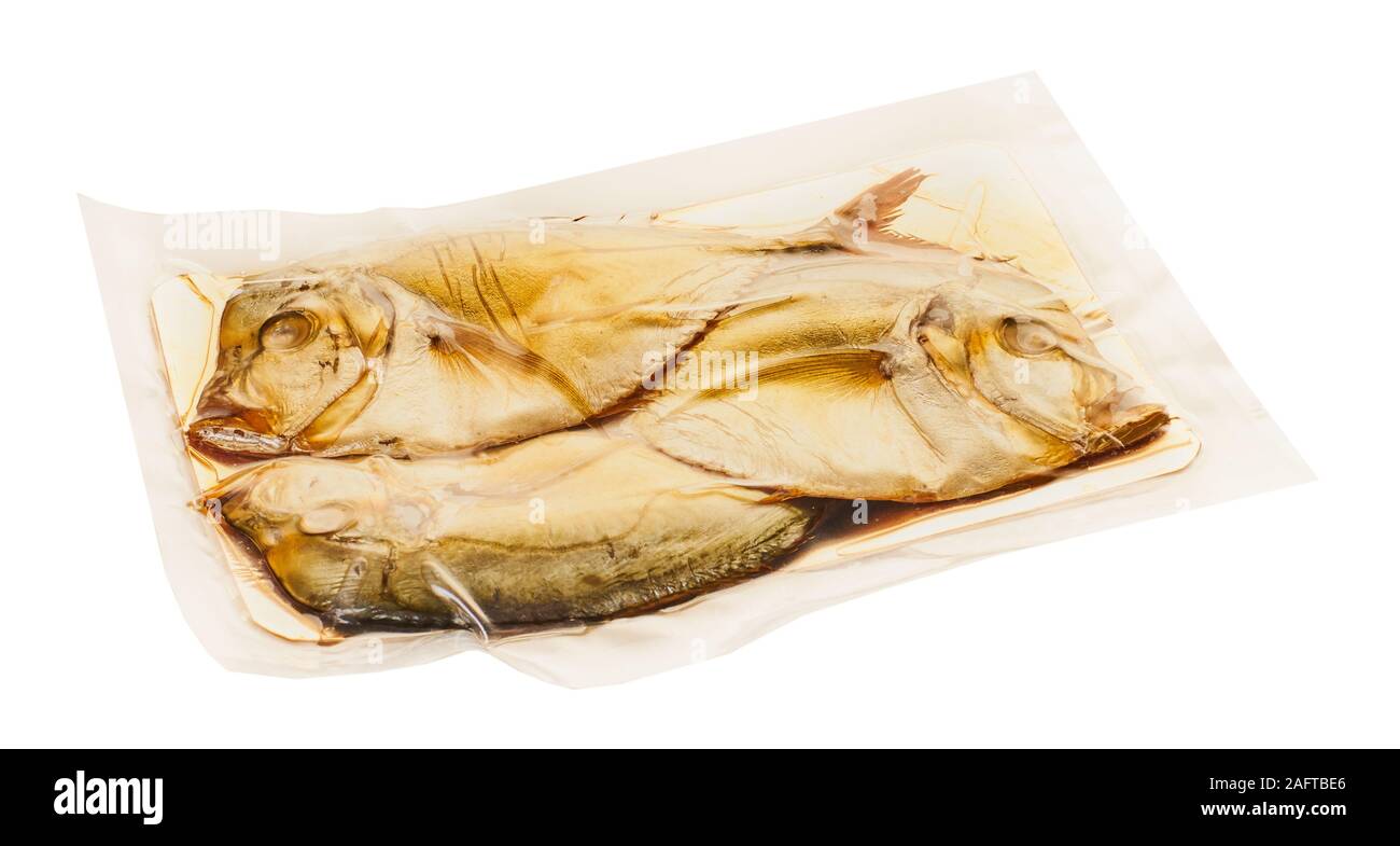 Geräucherter Fisch in der Verpackung auf weißem Hintergrund isoliert Stockfoto