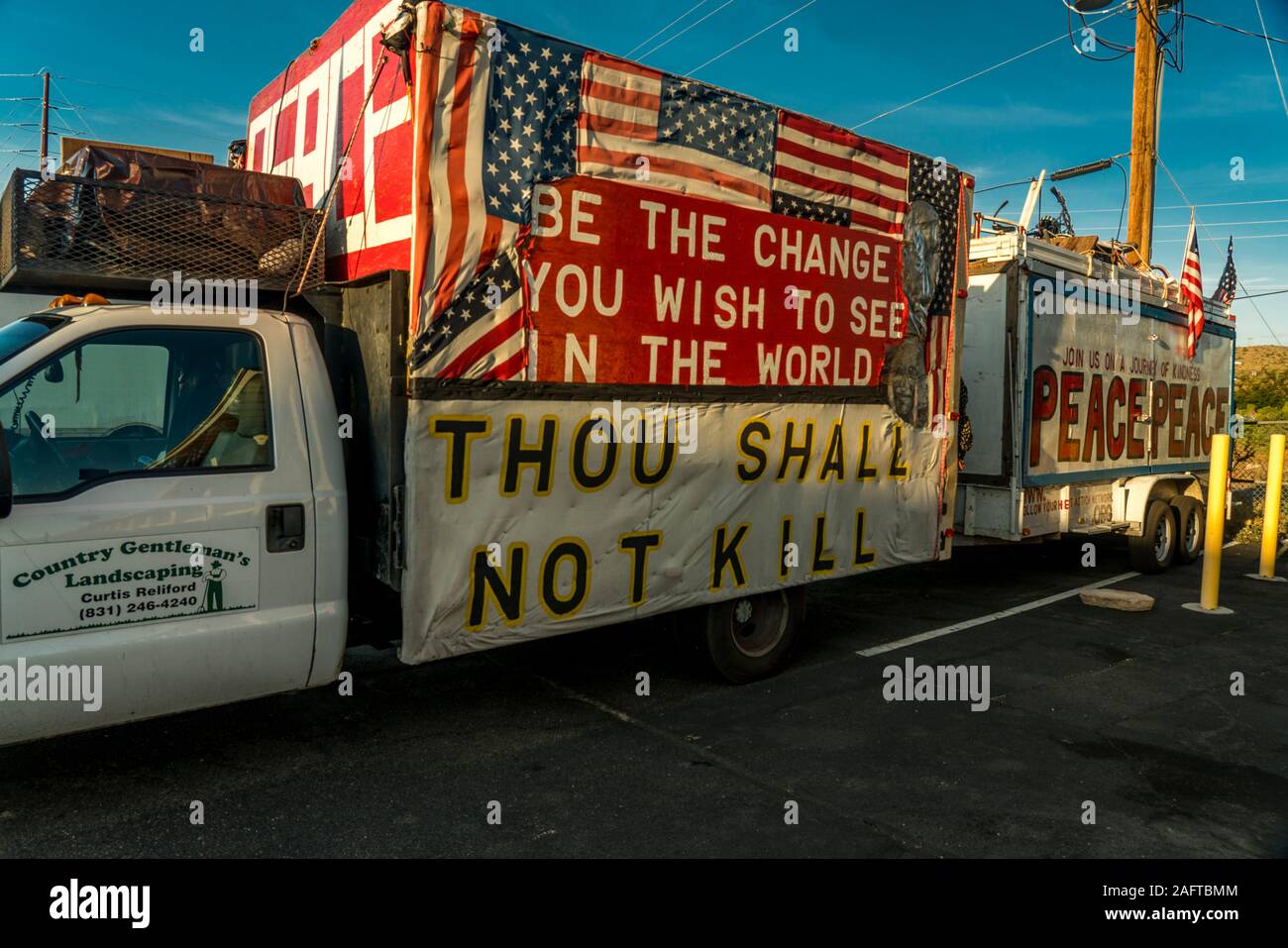 Juli 25, 2019, Kalifornien, USA - Frieden Lkw sagt "Du sollst nicht töten", Kalifornien/Arizona Grenze Interstate 40 Stockfoto