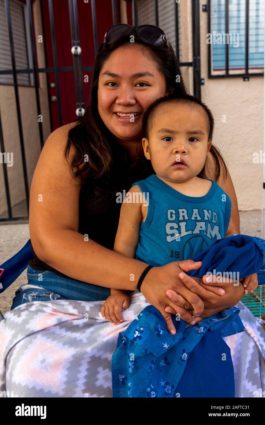 AUGUST 10, 2019 - Gallup, New Mexico, USA - Porträts der gebürtigen amerikanischen Frau und Baby Junge an der 98th Gallup Inter-tribal Indian Ceremonial, New Mexico Stockfoto