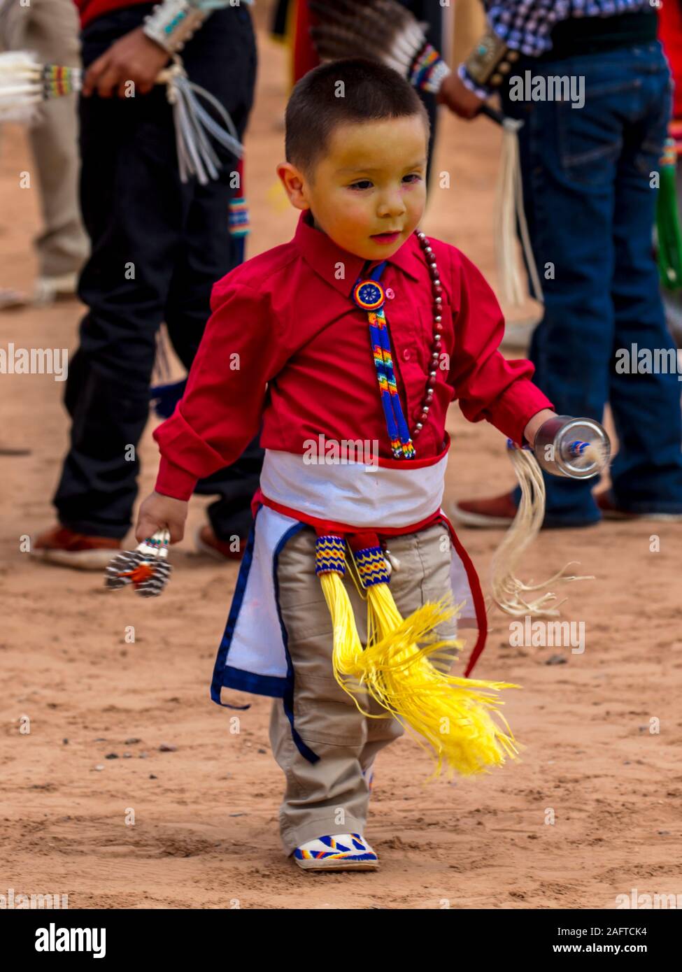 AUGUST 10, 2019 - Gallup, New Mexico, USA - Native American kleiner Junge am feierlichen Gesang und Tanz an der 98th Gallup Inter-tribal Indian Ceremonial, New Mexico Stockfoto