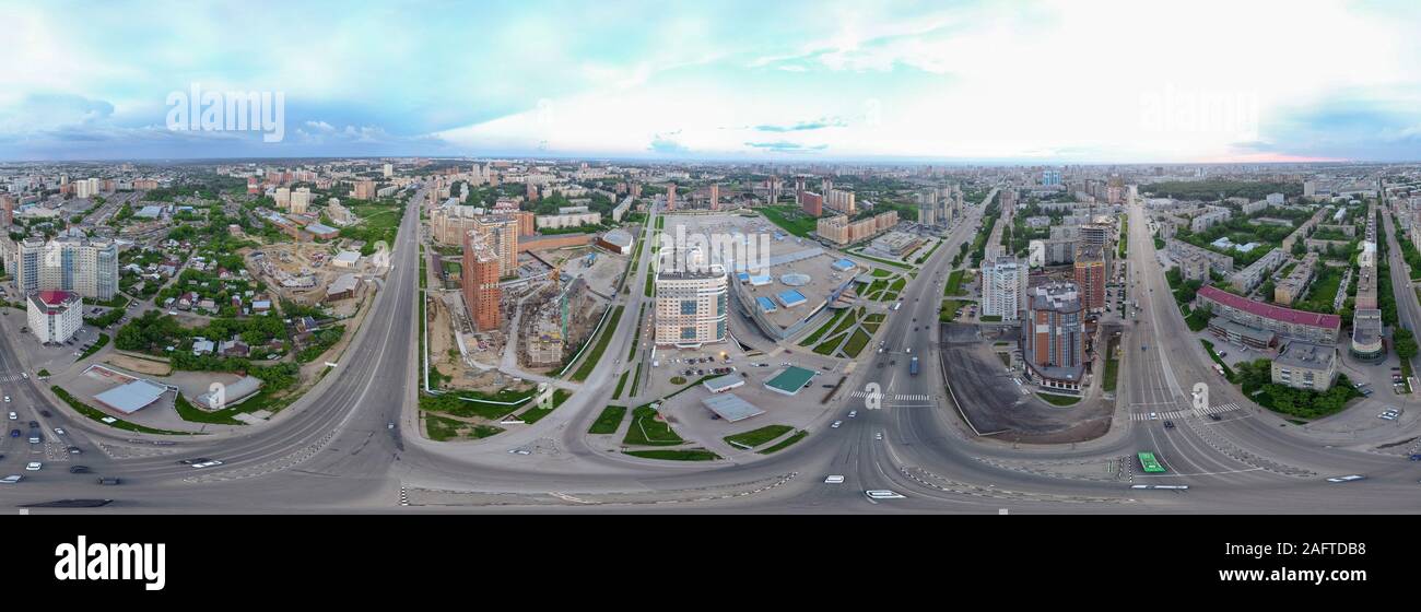 Luftaufnahme der Stadt mit Verkehr, Straßen und Gebäuden mit grünen Bäumen und Schienen unter dem blauen Himmel mit Wolken am Sommer, der Tag in Nowosibirsk. Pa Stockfoto