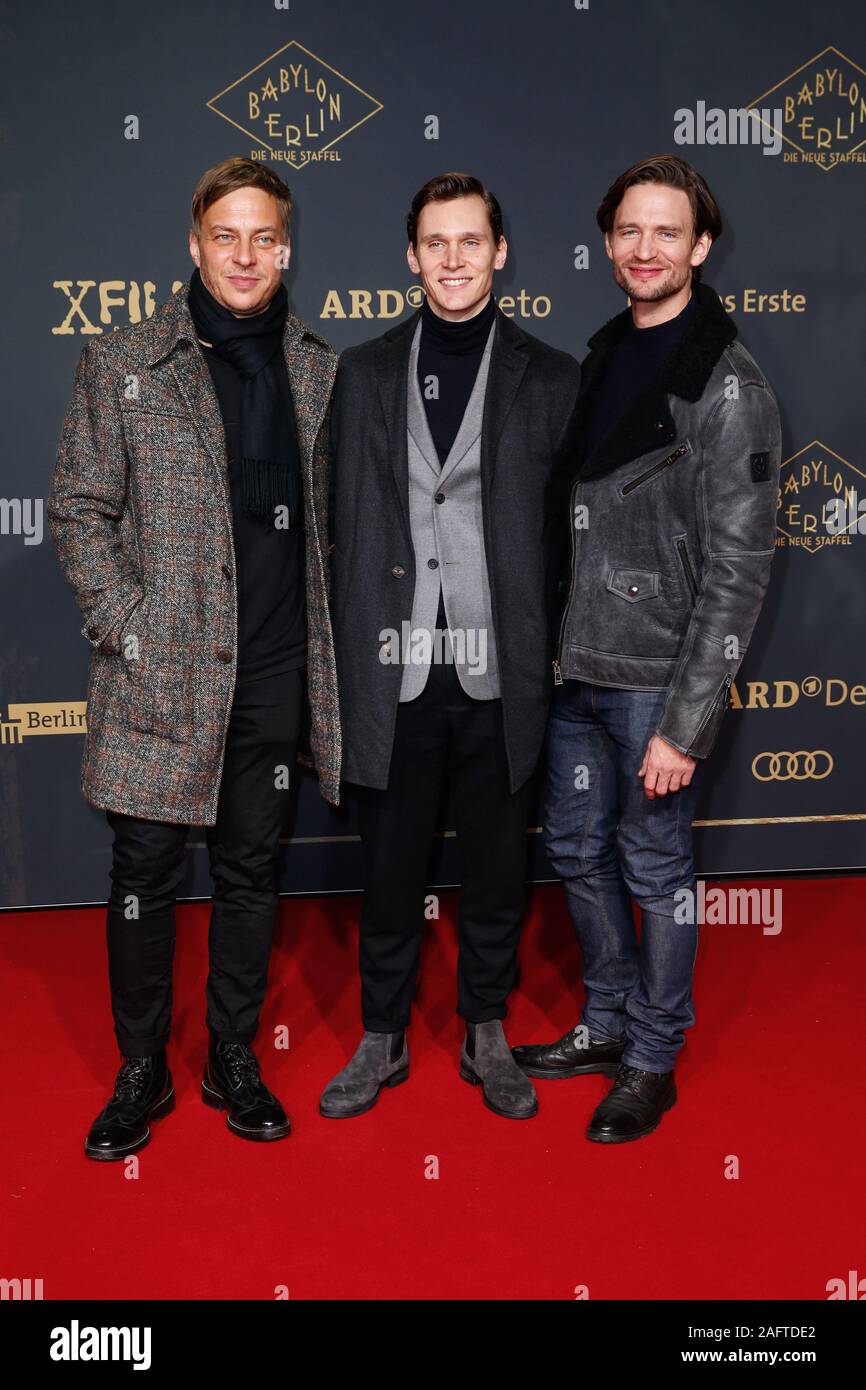 Berlin, Deutschland. 16 Dez, 2019. Tom Wlaschiha (L-R), Rick Shaine und August Wittgenstein kommen, um die Weltpremiere der neuen Staffel von "Babylon Berlin' an der Zoo-Palast. Credit: Gerald Matzka/dpa-Zentralbild/ZB/dpa/Alamy leben Nachrichten Stockfoto